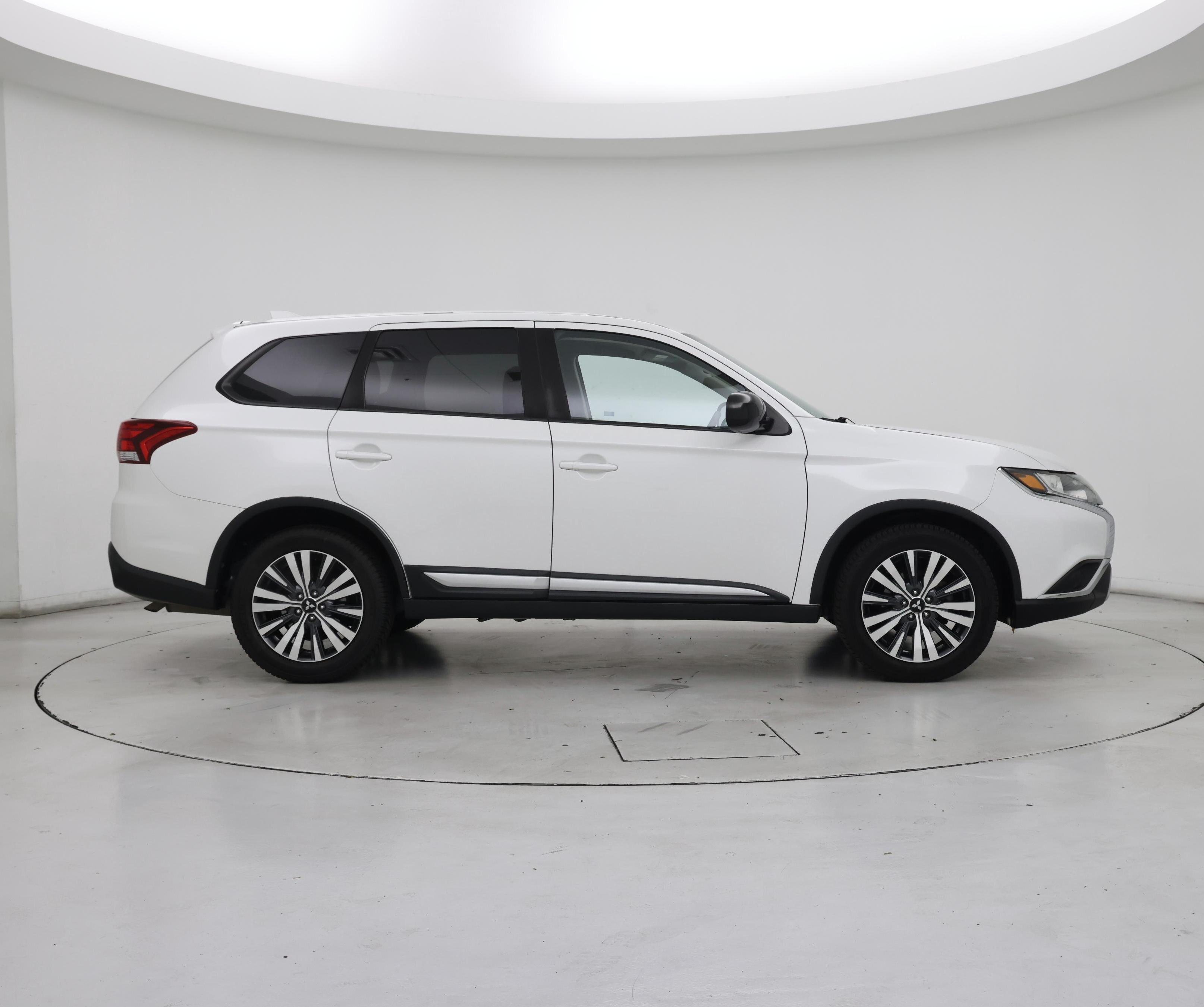 Thumbnail: 2019 Mitsubishi Outlander - 7