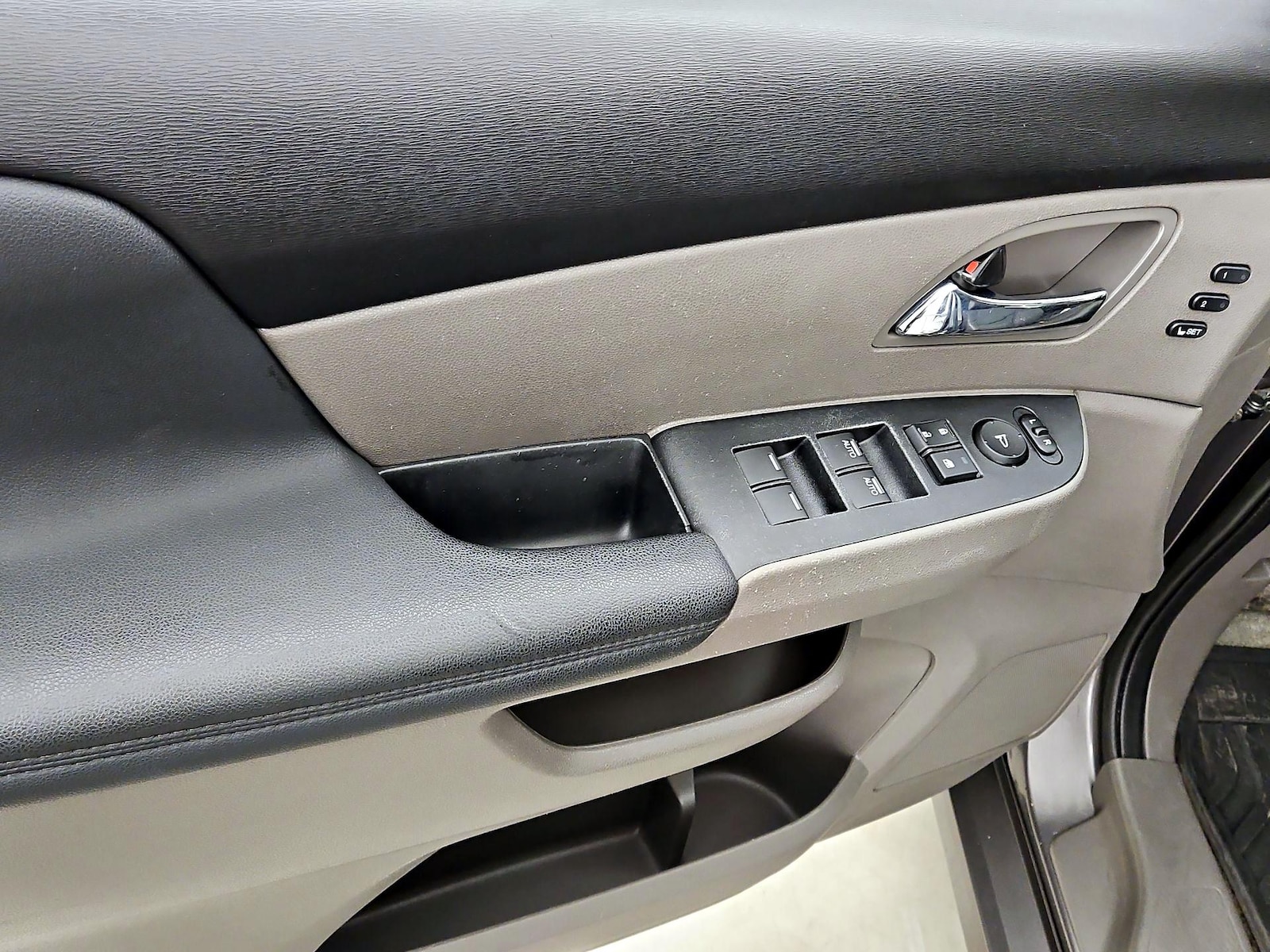2016 Honda Odyssey Touring Elite - Photo 13