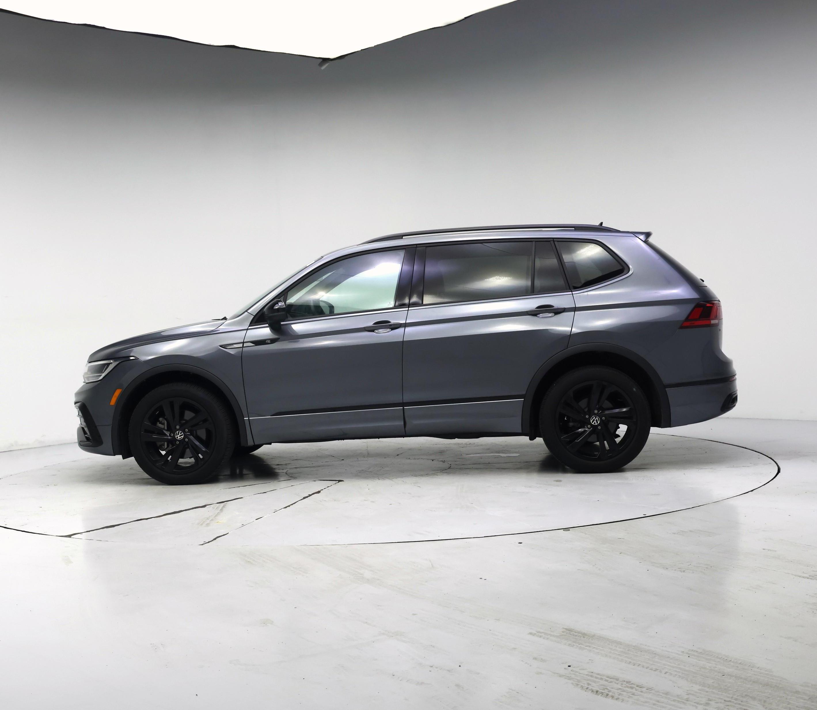 Thumbnail: 2023 Volkswagen Tiguan - 3
