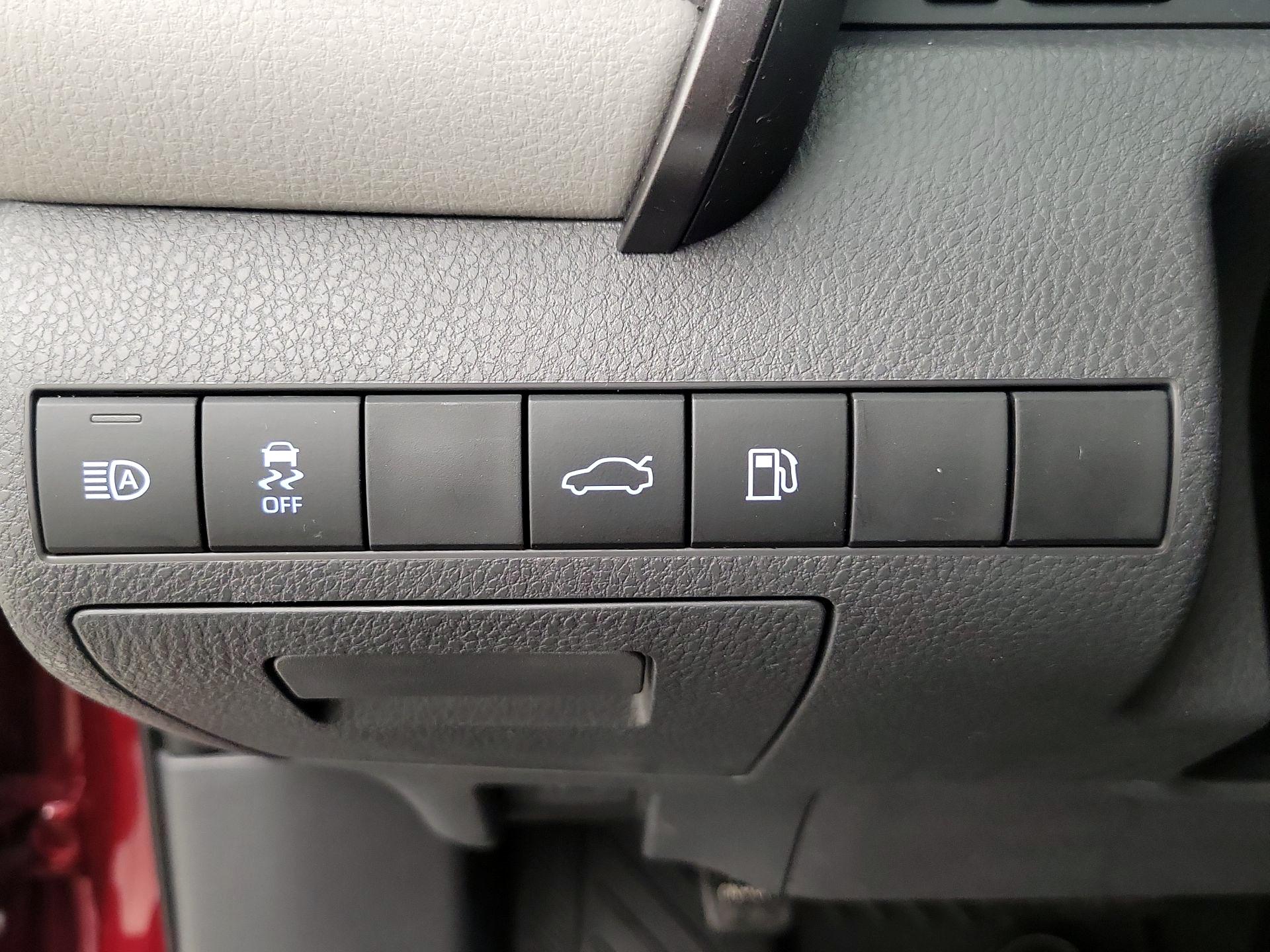 Thumbnail: 2018 Toyota Camry - 13