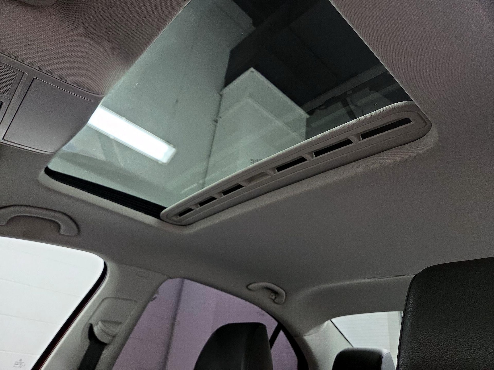 Sunroof(s) & Overhead Airbags