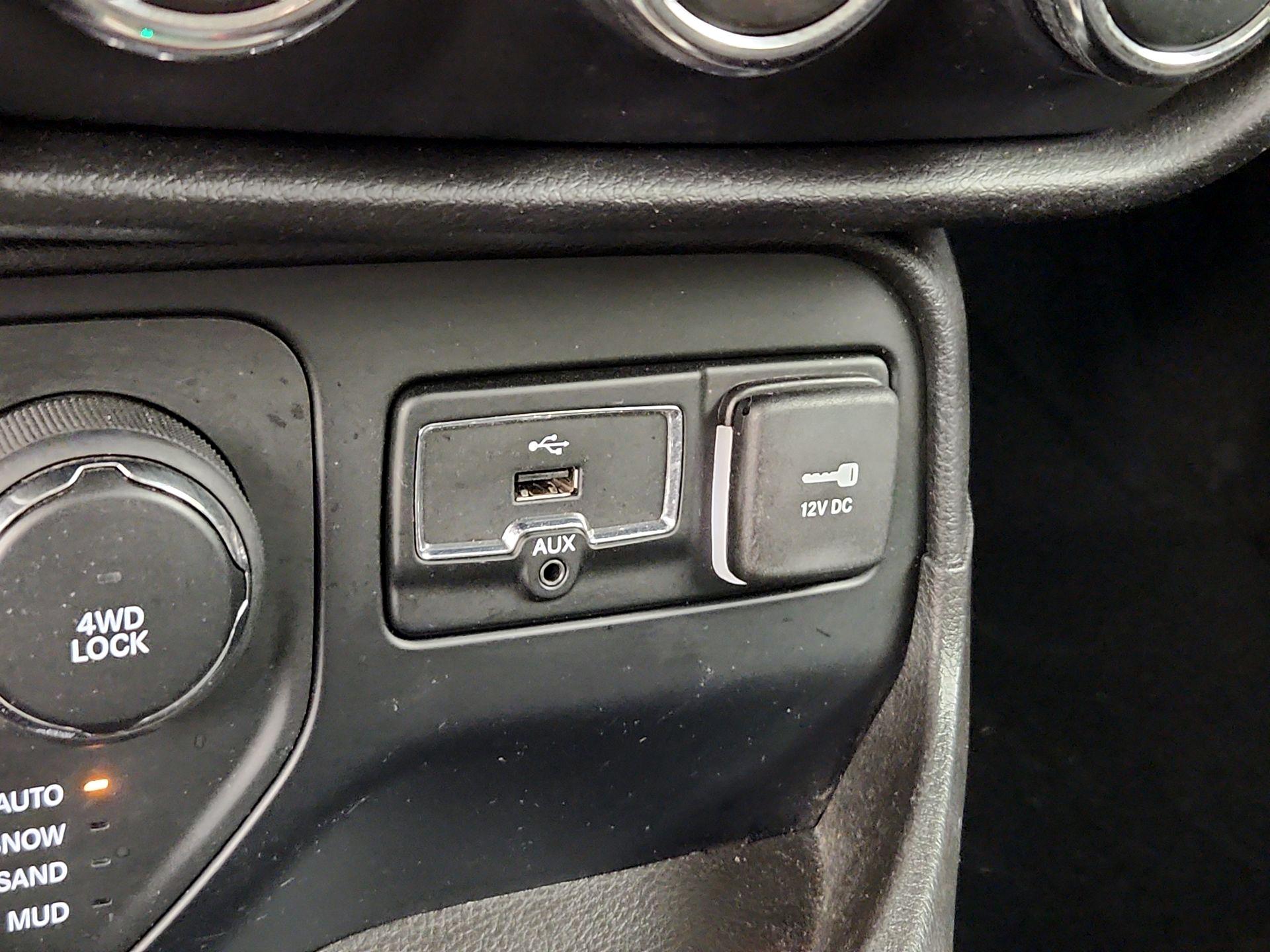 Thumbnail: 2017 Jeep Renegade - 17