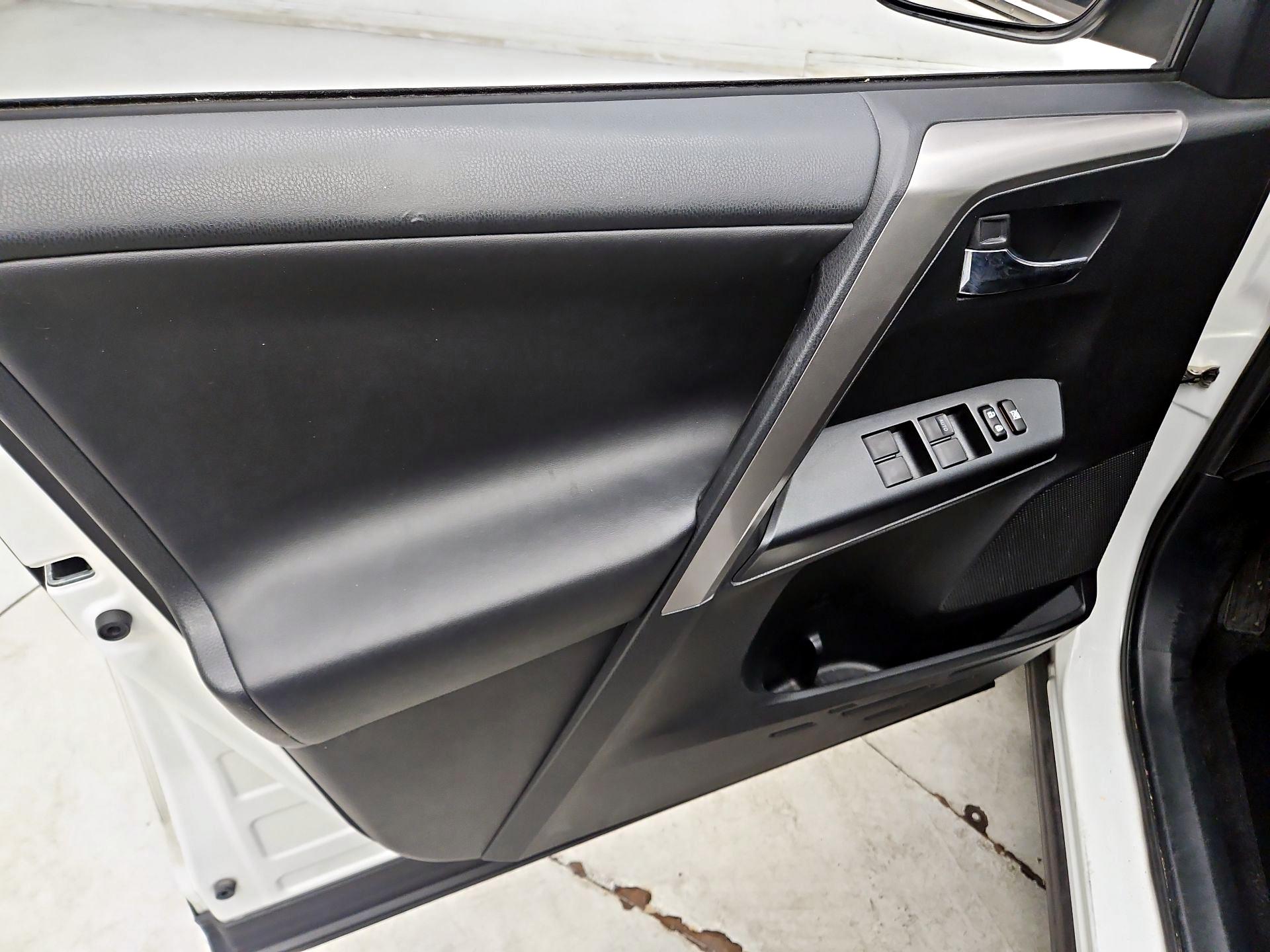 Thumbnail: 2016 Toyota RAV4 - 12