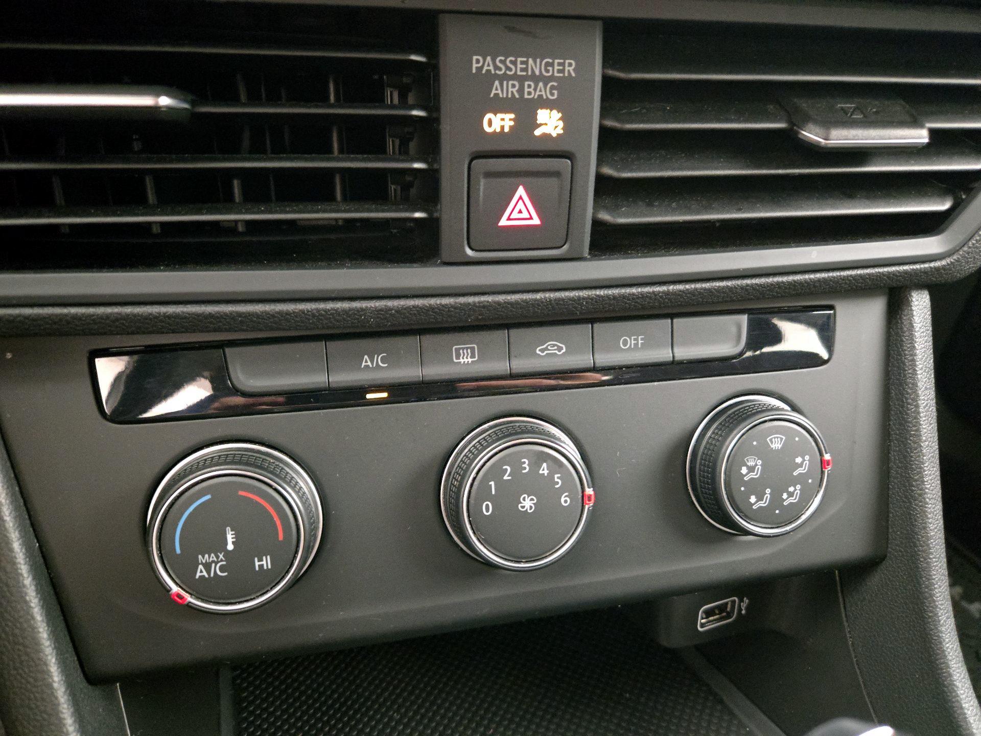 Thumbnail: 2019 Volkswagen Jetta - 15