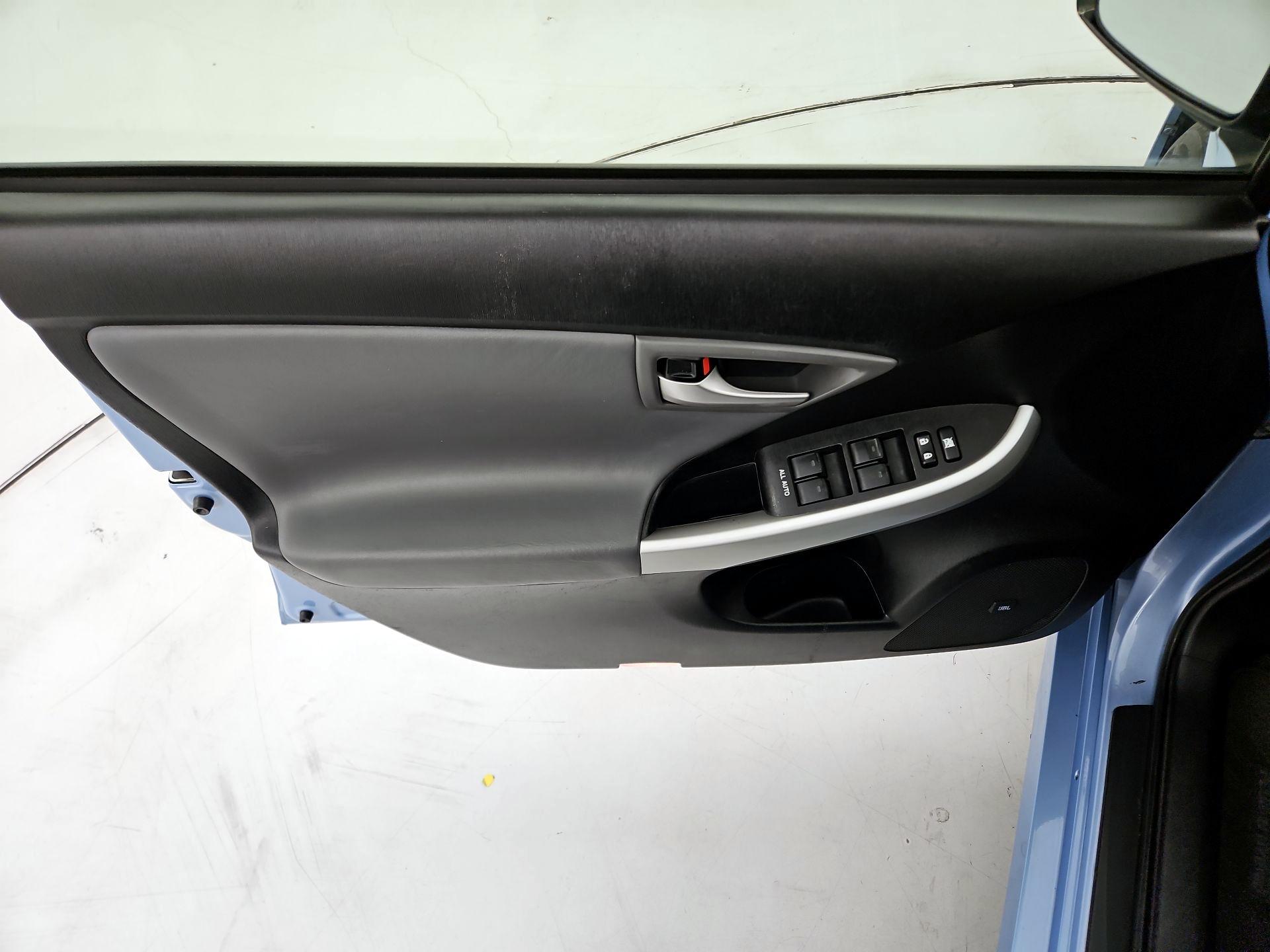 Thumbnail: 2015 Toyota Prius - 12