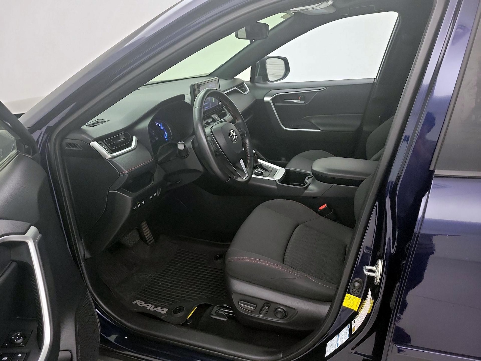 2022 Toyota RAV4 SE - Photo 12