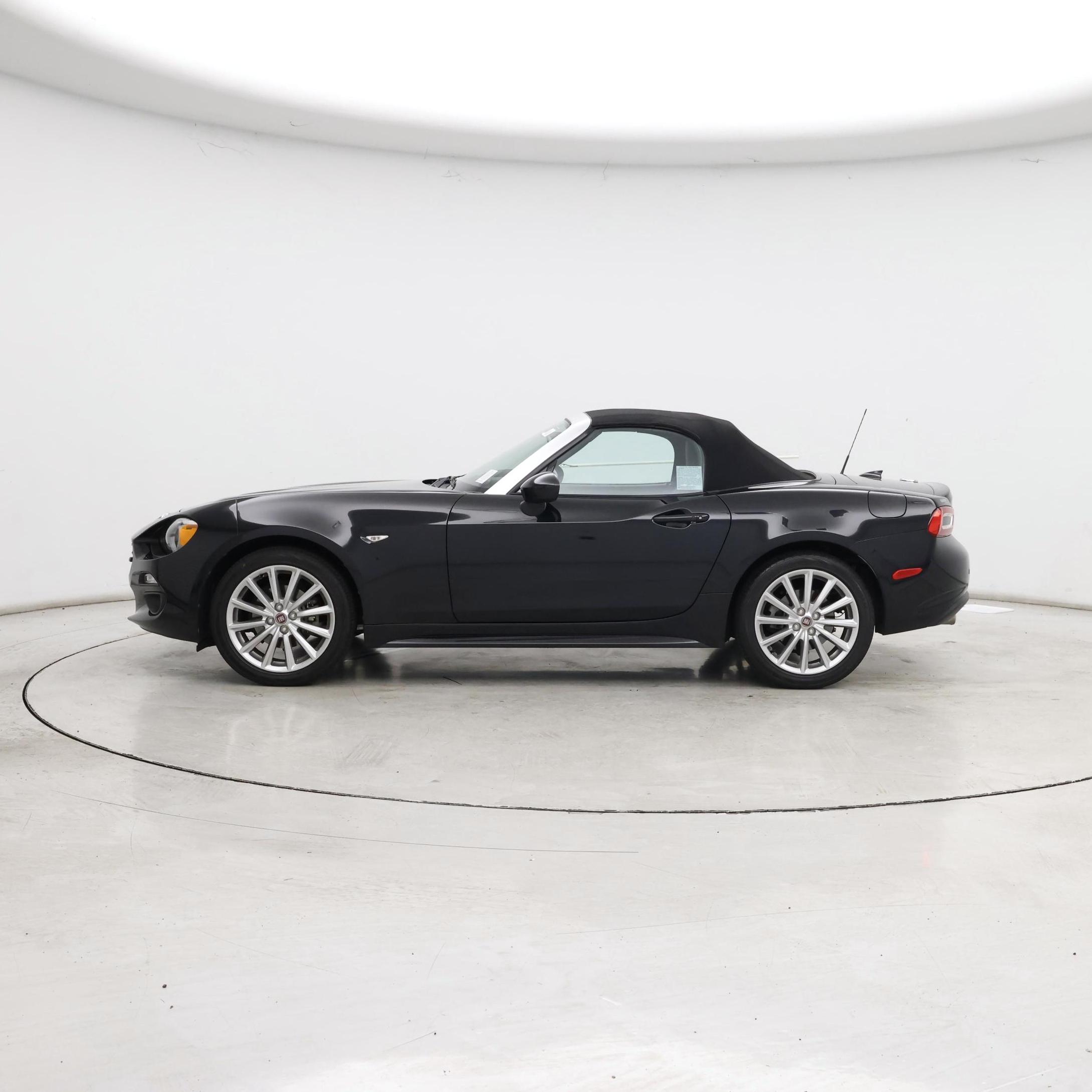 Thumbnail: 2018 Fiat 124 Spider - 3