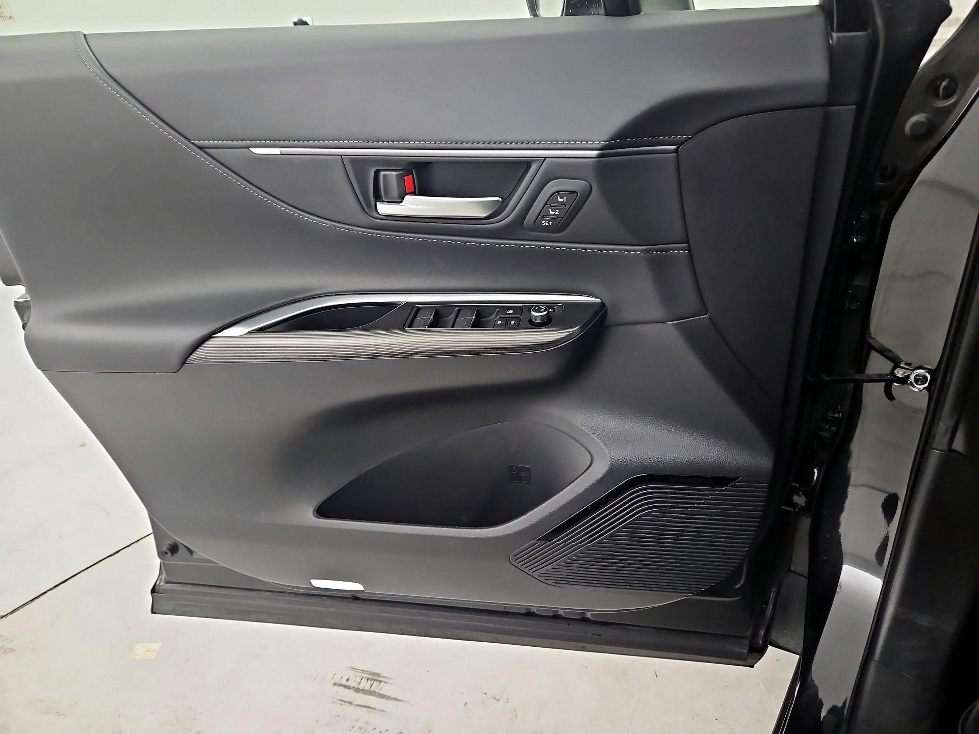 Thumbnail: 2021 Toyota Venza - 12