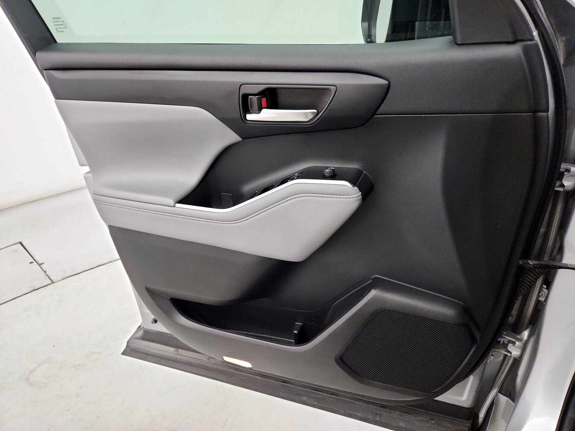 Thumbnail: 2023 Toyota Highlander - 12