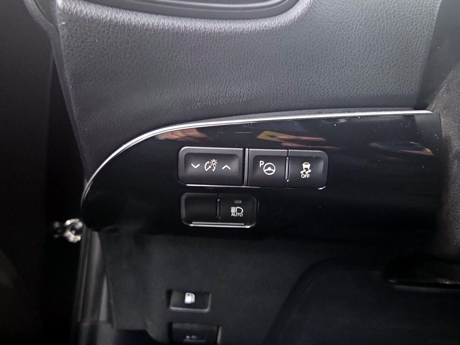 Thumbnail: 2019 Toyota Prius - 13