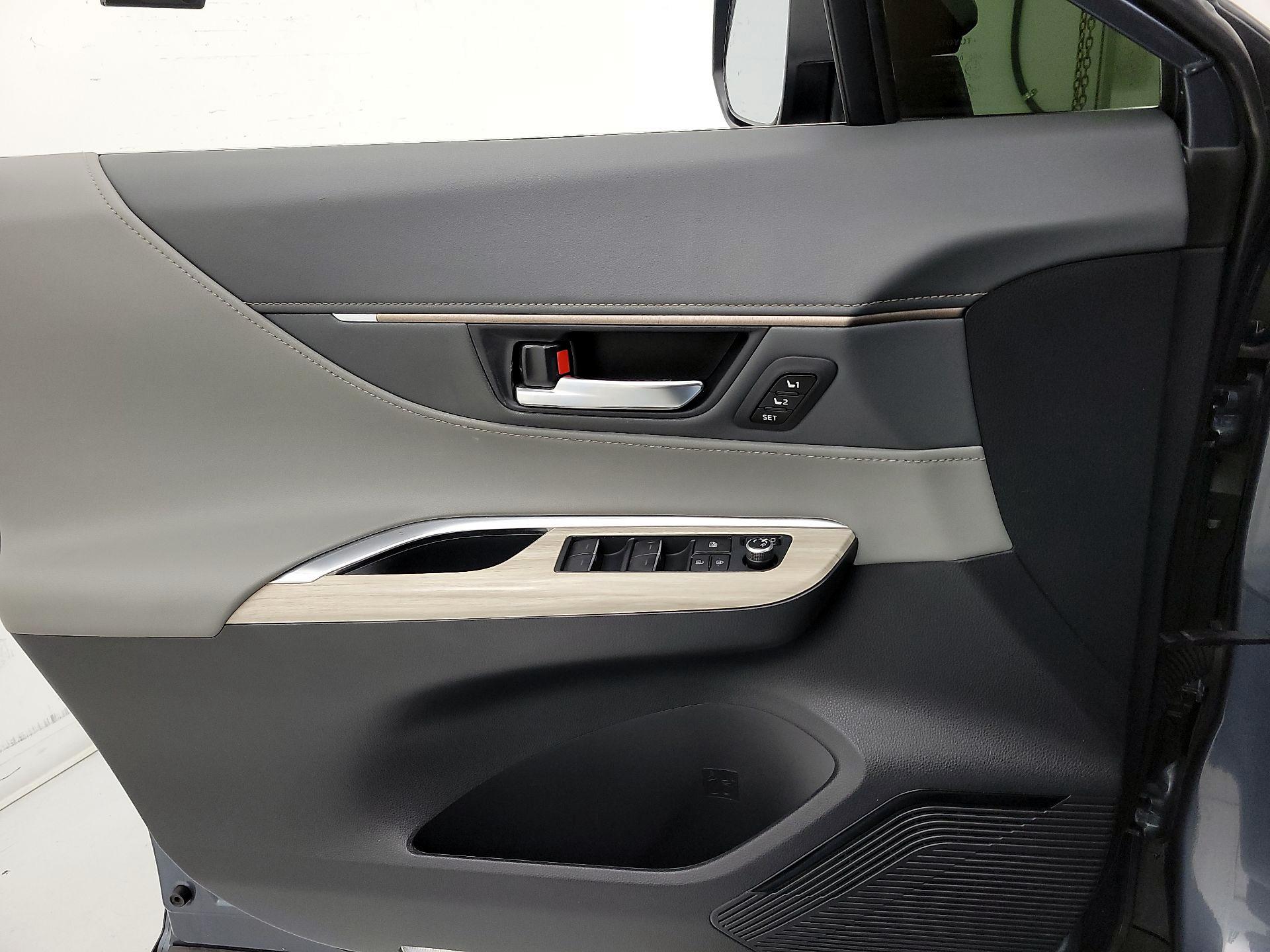 Thumbnail: 2021 Toyota Venza - 12