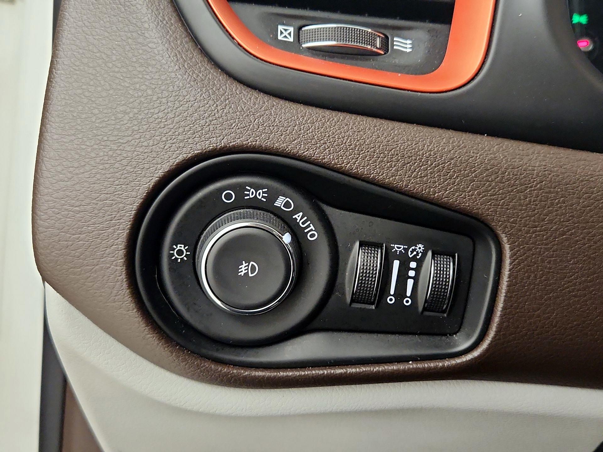 Thumbnail: 2015 Jeep Renegade - 13