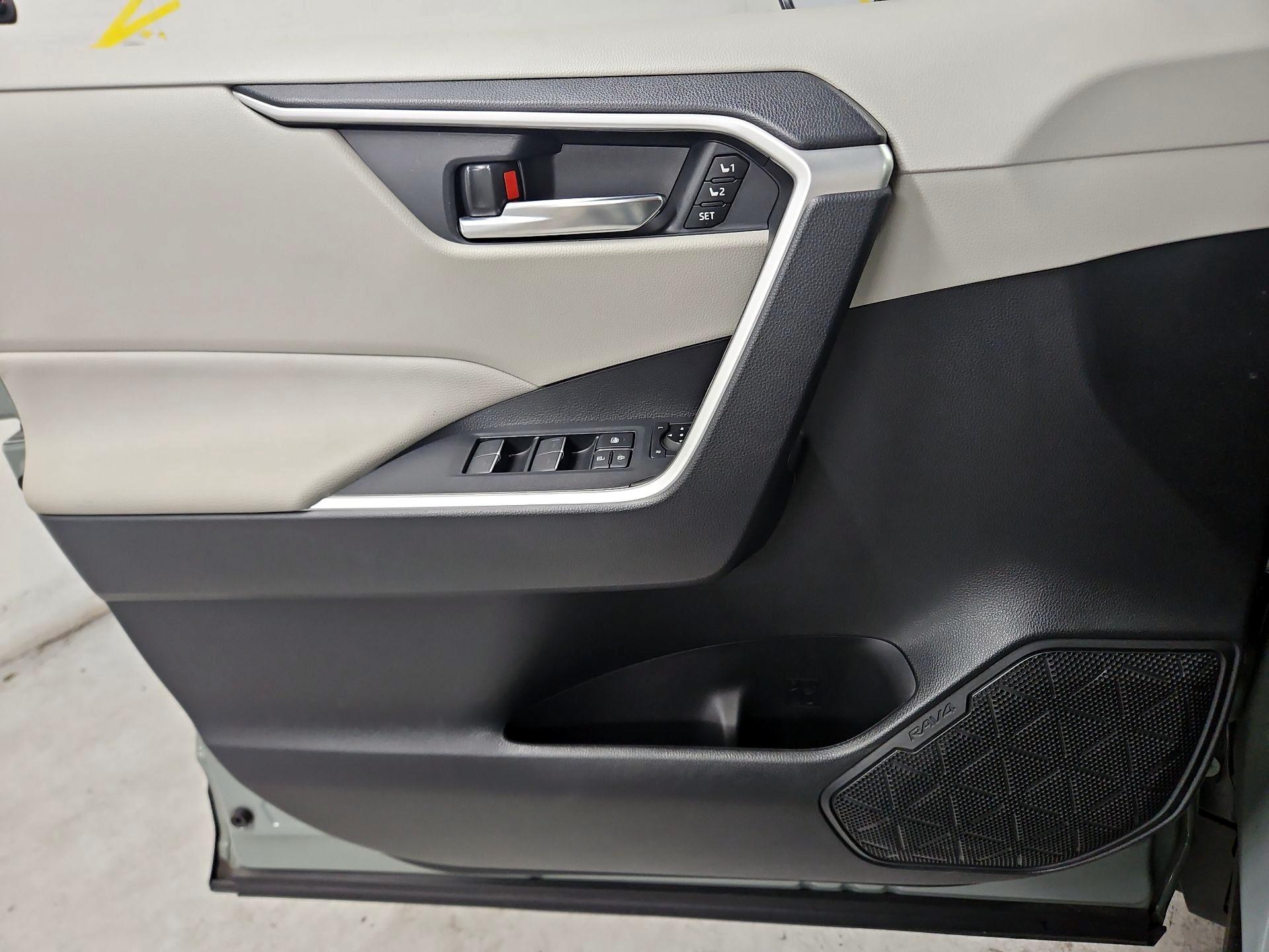 Thumbnail: 2022 Toyota RAV4 - 12