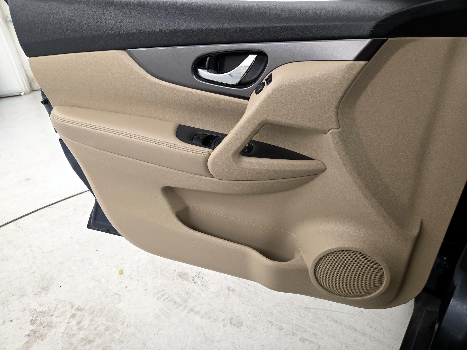 Thumbnail: 2016 Nissan Rogue - 12