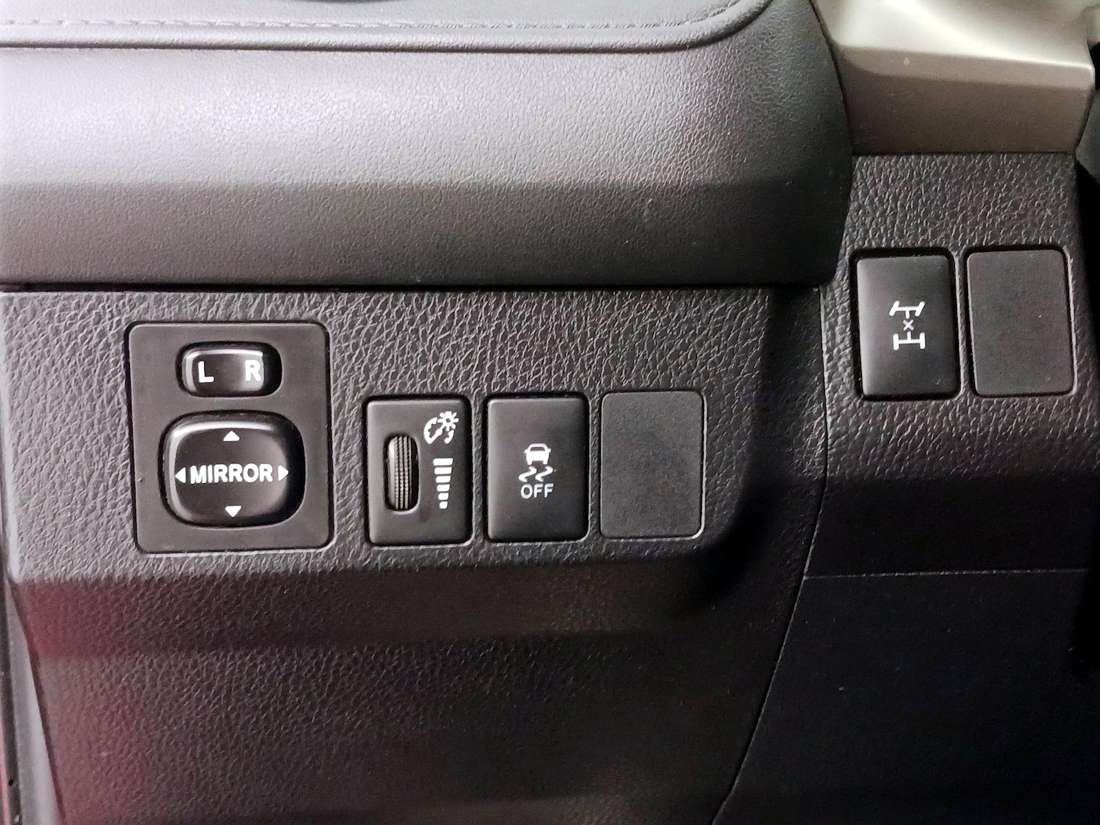 2015 Toyota RAV4 LE - Photo 14