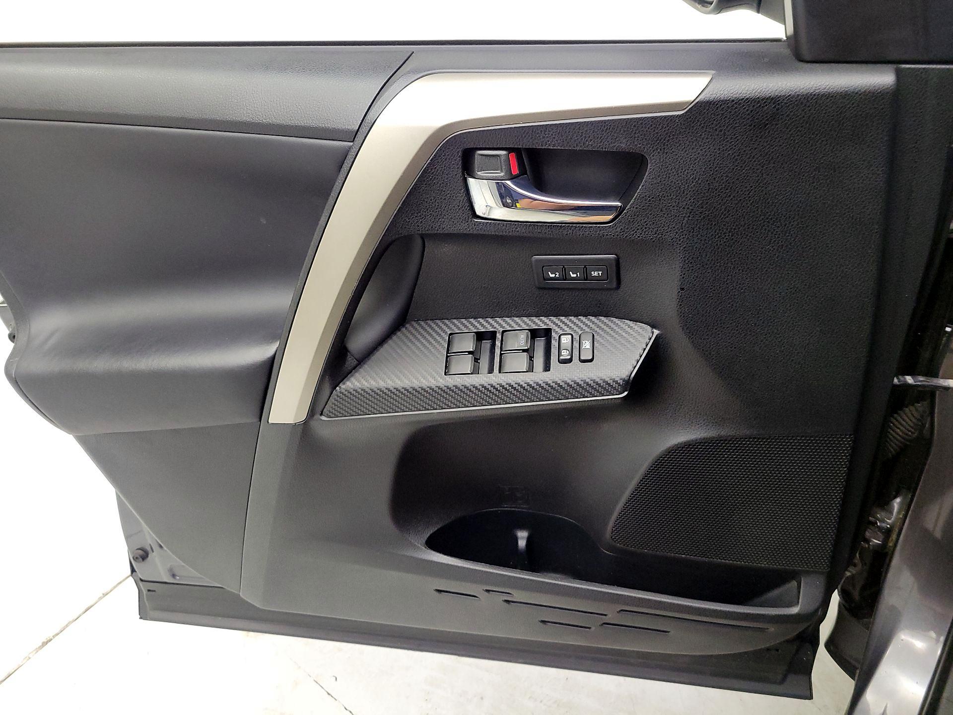 Thumbnail: 2015 Toyota RAV4 - 12