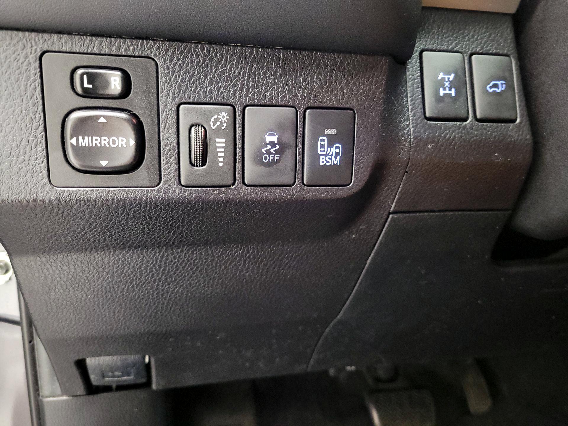 Thumbnail: 2015 Toyota RAV4 - 13