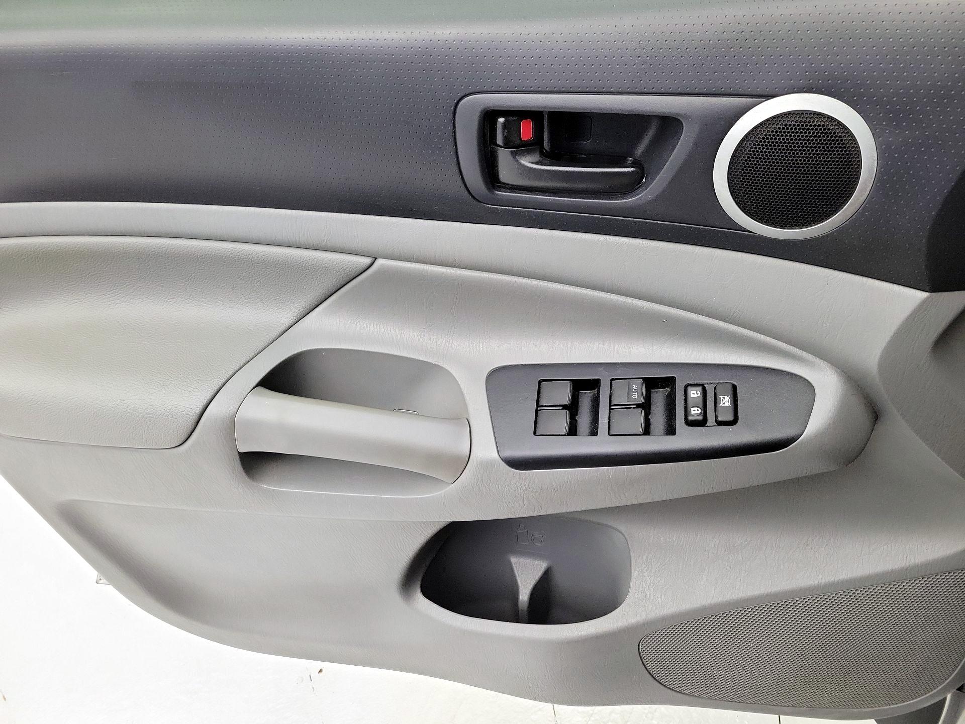 Thumbnail: 2015 Toyota Tacoma - 12