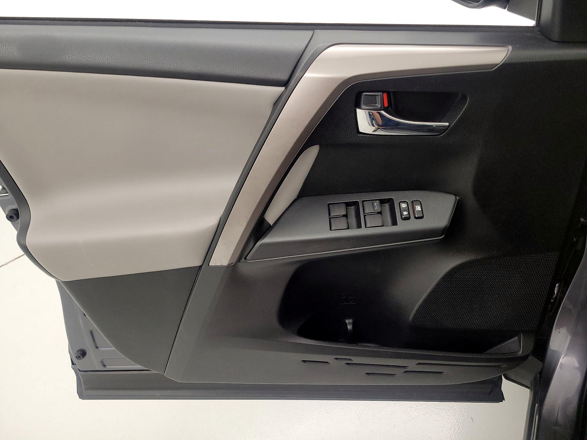 Thumbnail: 2018 Toyota RAV4 - 12