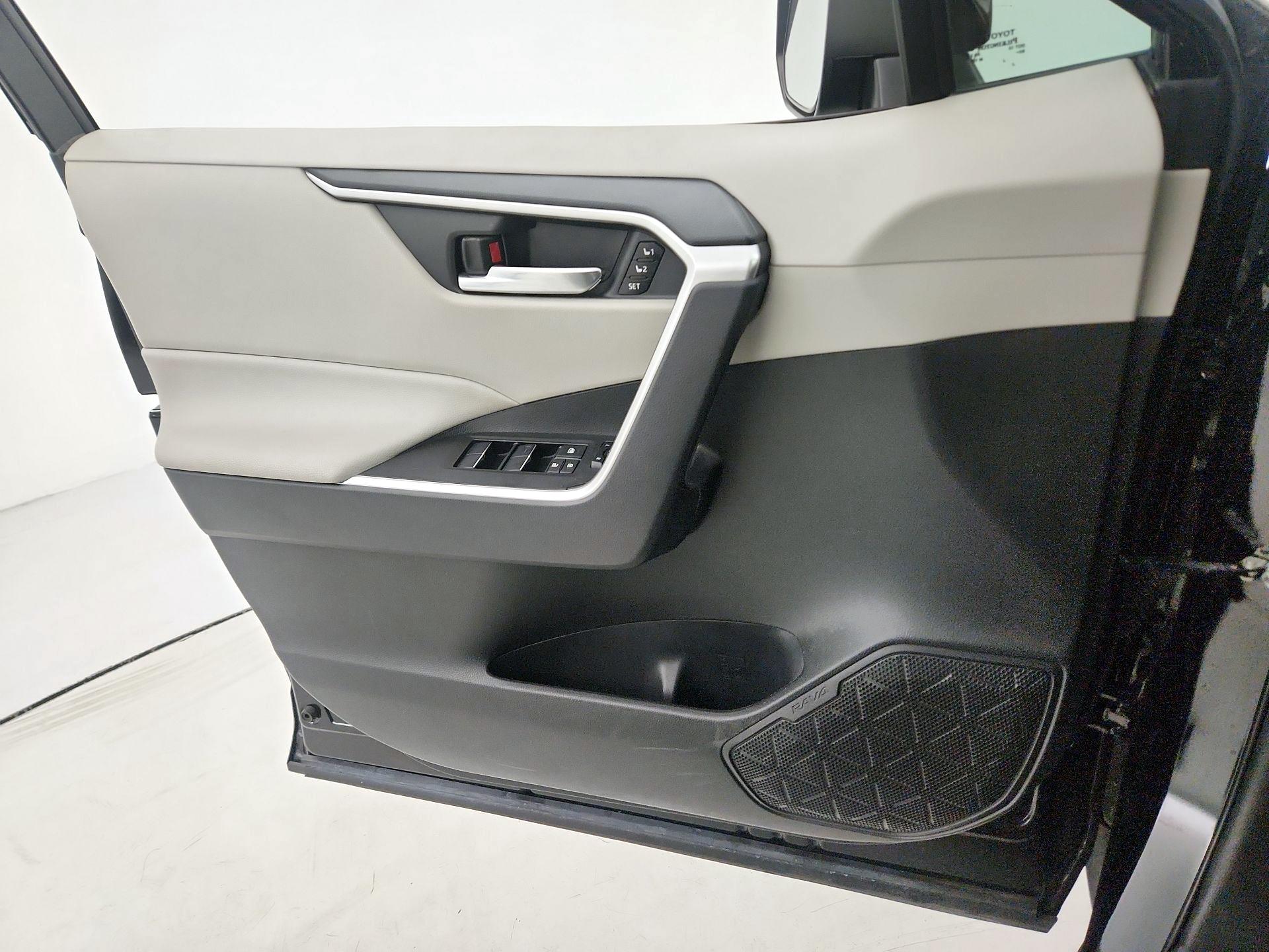 Thumbnail: 2021 Toyota RAV4 - 12