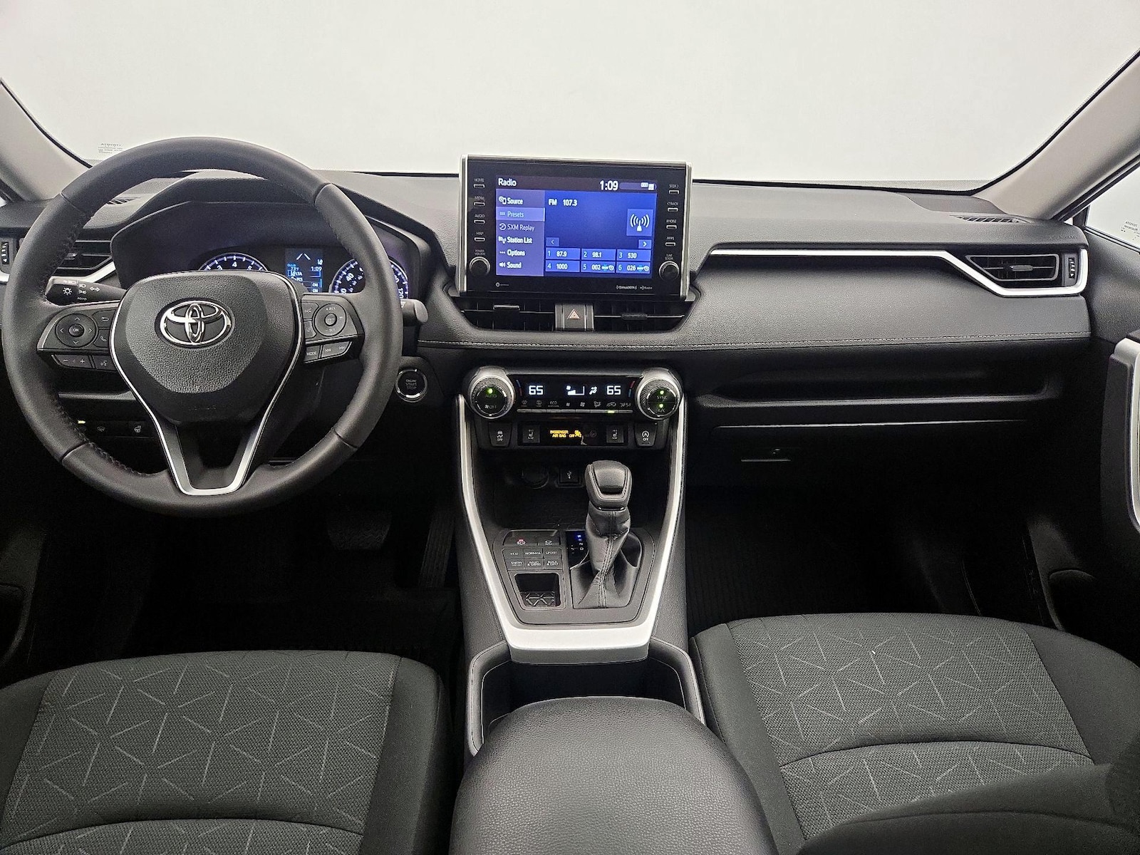2022 Toyota RAV4 XLE - Photo 10