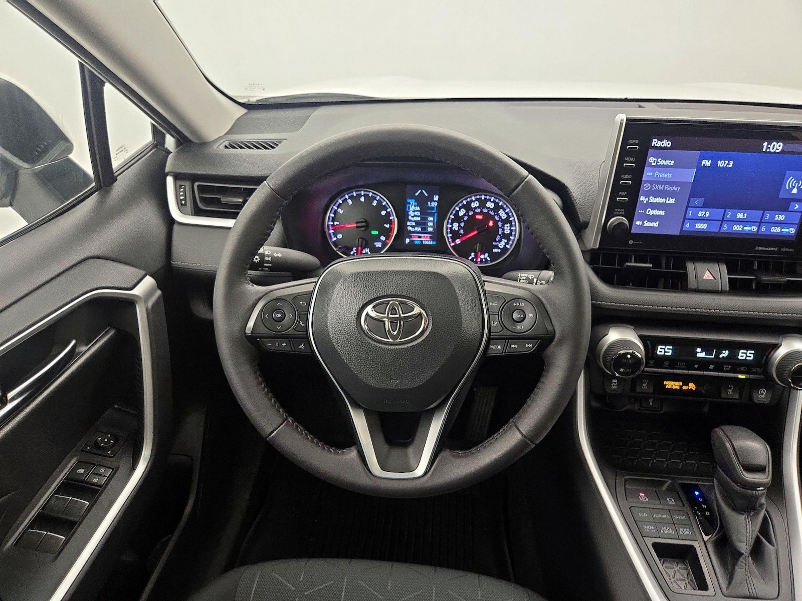 2022 Toyota RAV4 XLE - Photo 11