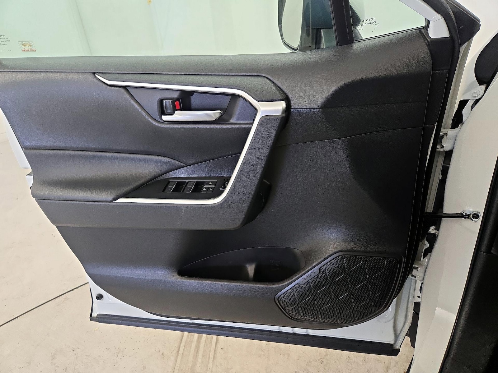 2022 Toyota RAV4 XLE - Photo 13