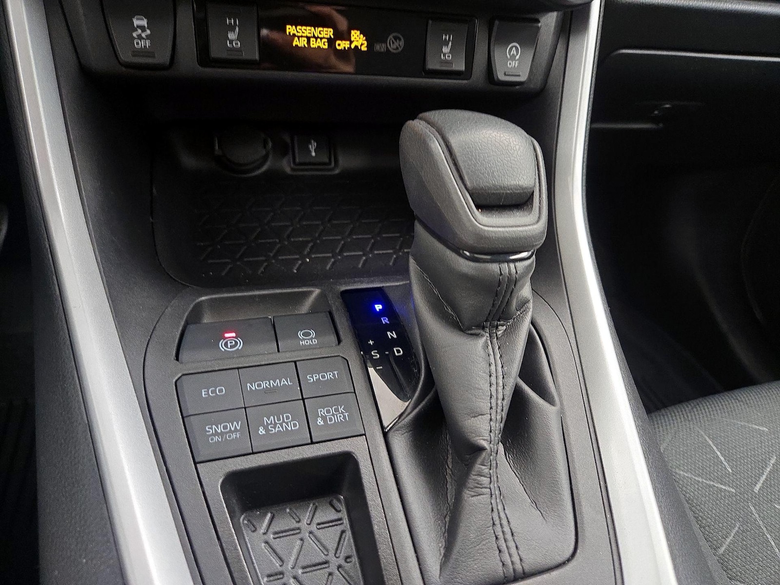 2022 Toyota RAV4 XLE - Photo 18
