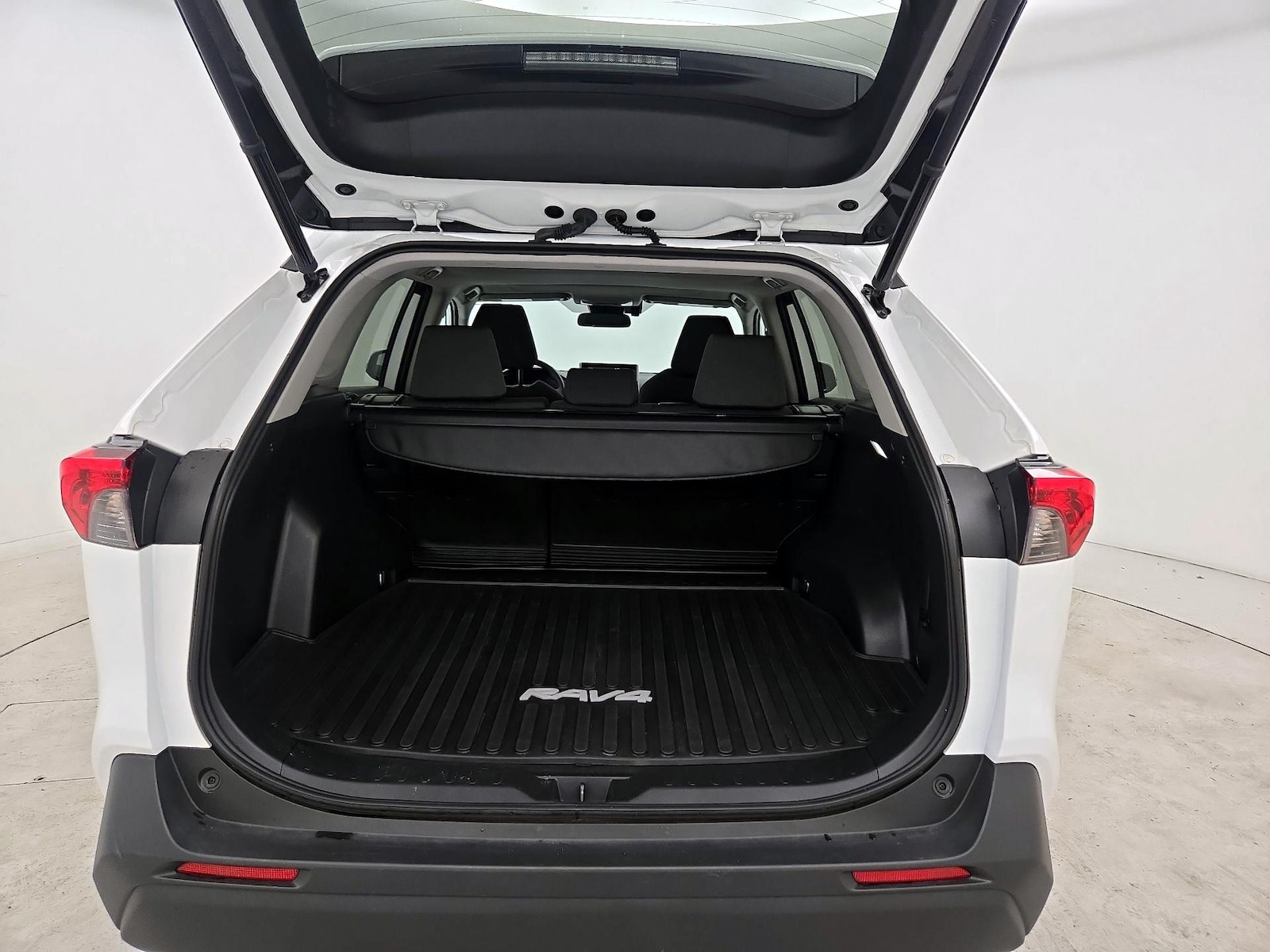 2022 Toyota RAV4 XLE - Photo 22