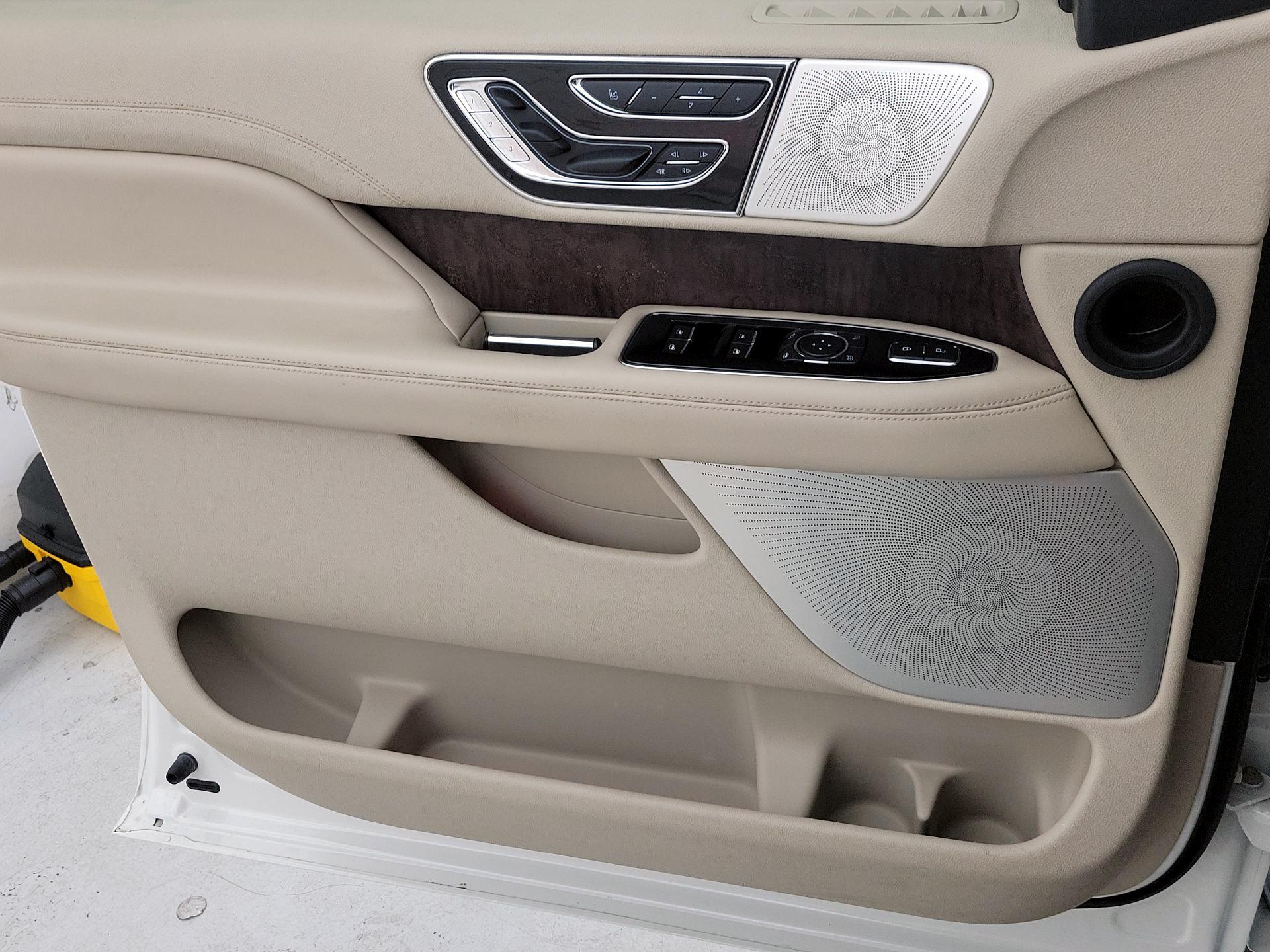 Thumbnail: 2020 Lincoln Navigator - 12