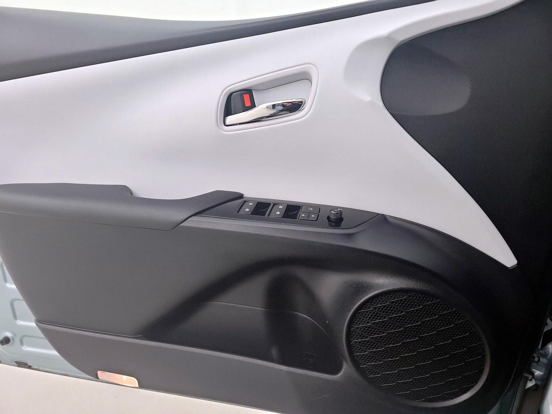 Thumbnail: 2018 Toyota Prius - 12