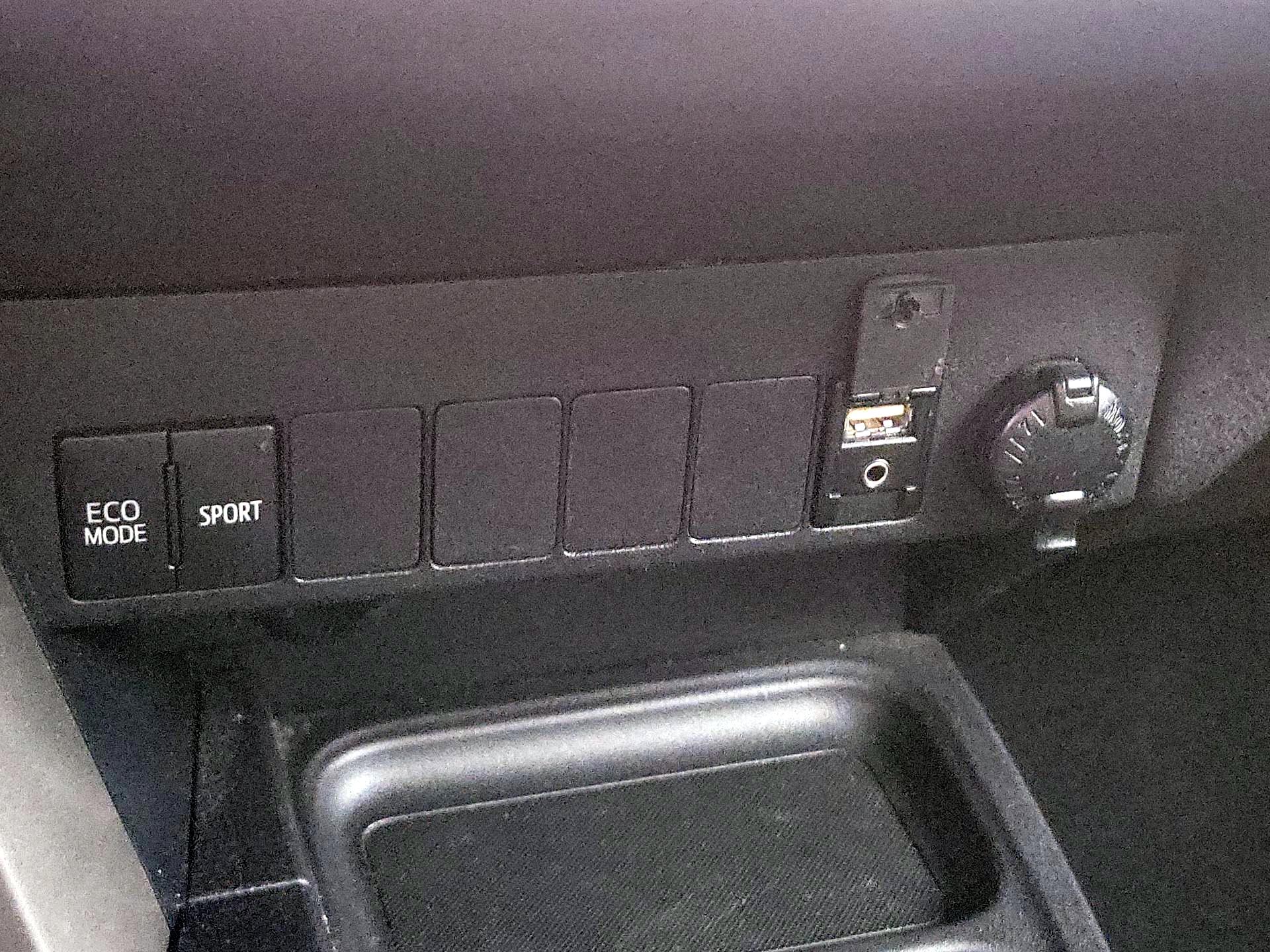 Thumbnail: 2018 Toyota RAV4 - 18