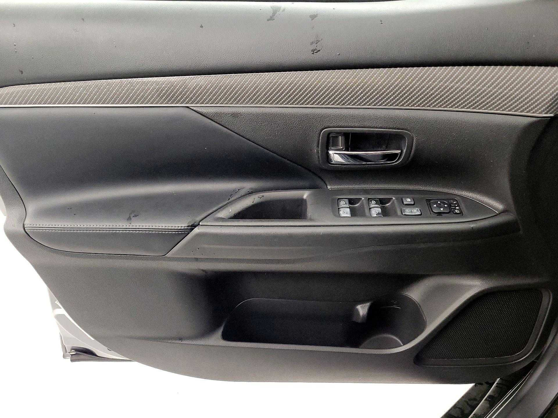 Thumbnail: 2019 Mitsubishi Outlander - 12