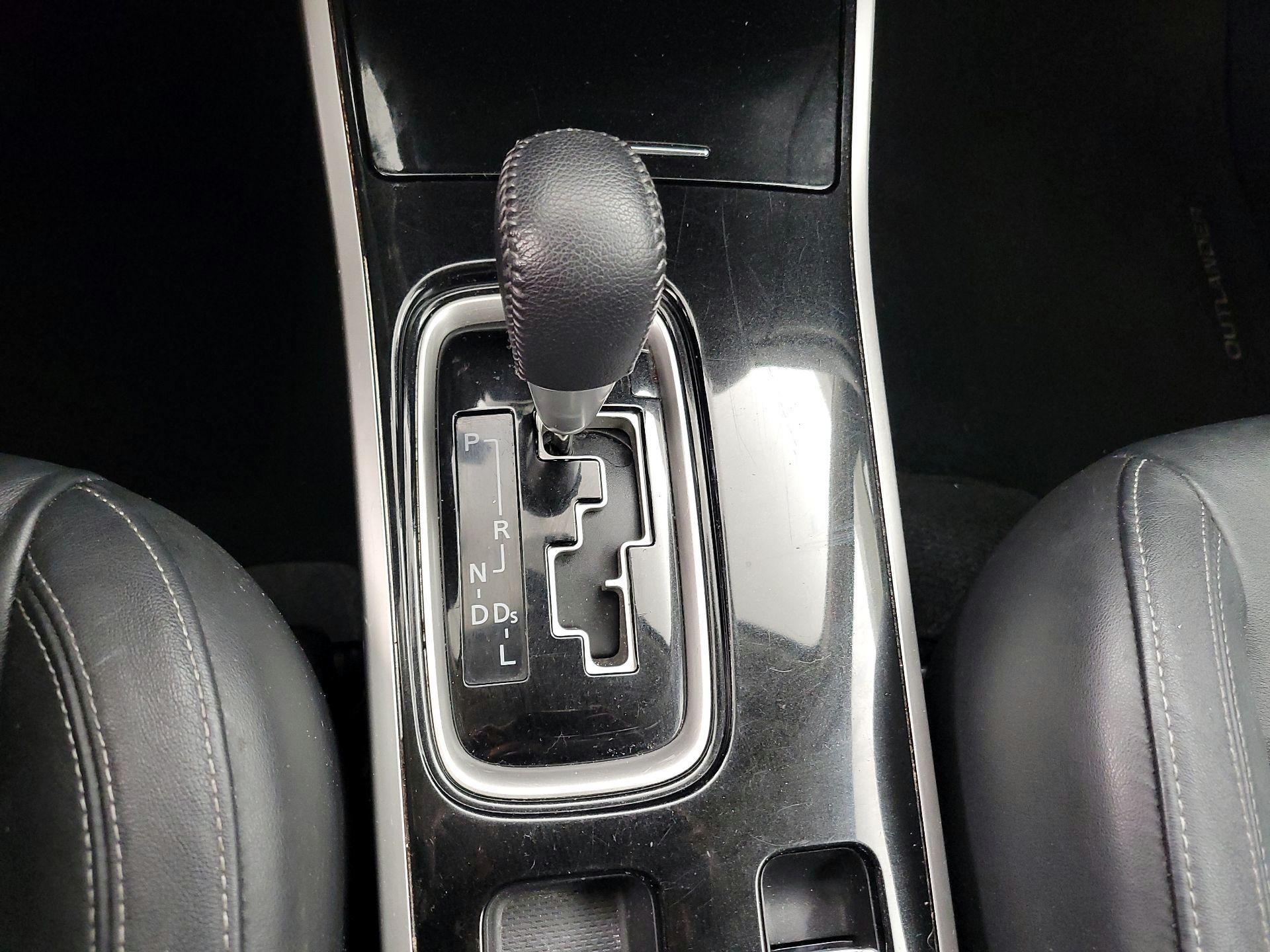Thumbnail: 2019 Mitsubishi Outlander - 17
