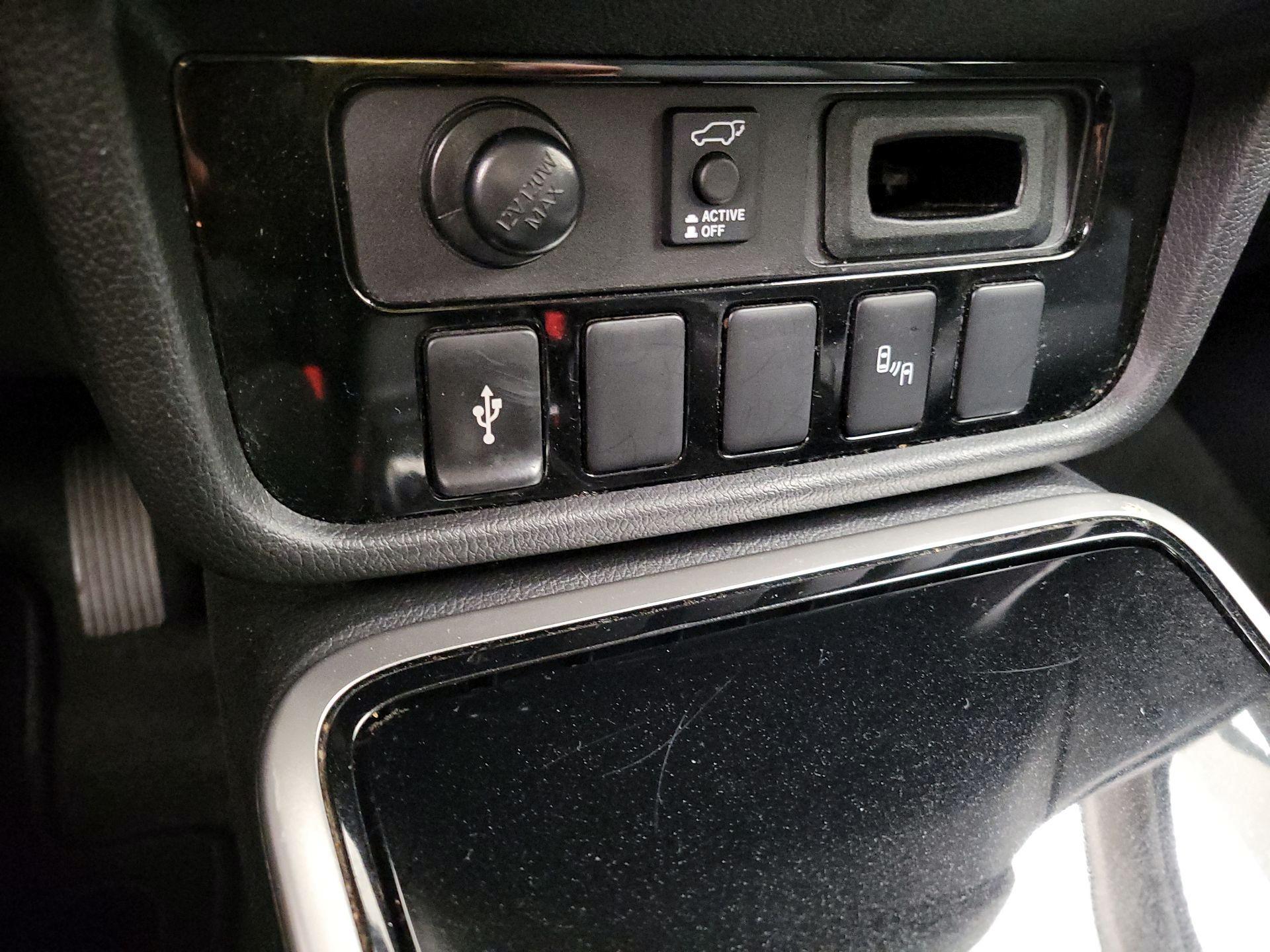 Thumbnail: 2019 Mitsubishi Outlander - 18