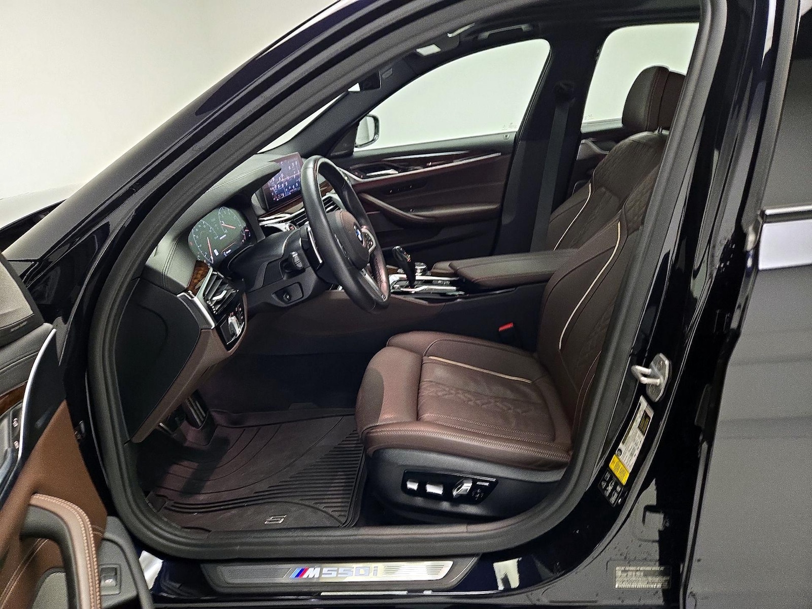 2019 BMW 5 Series M550i - Photo 12