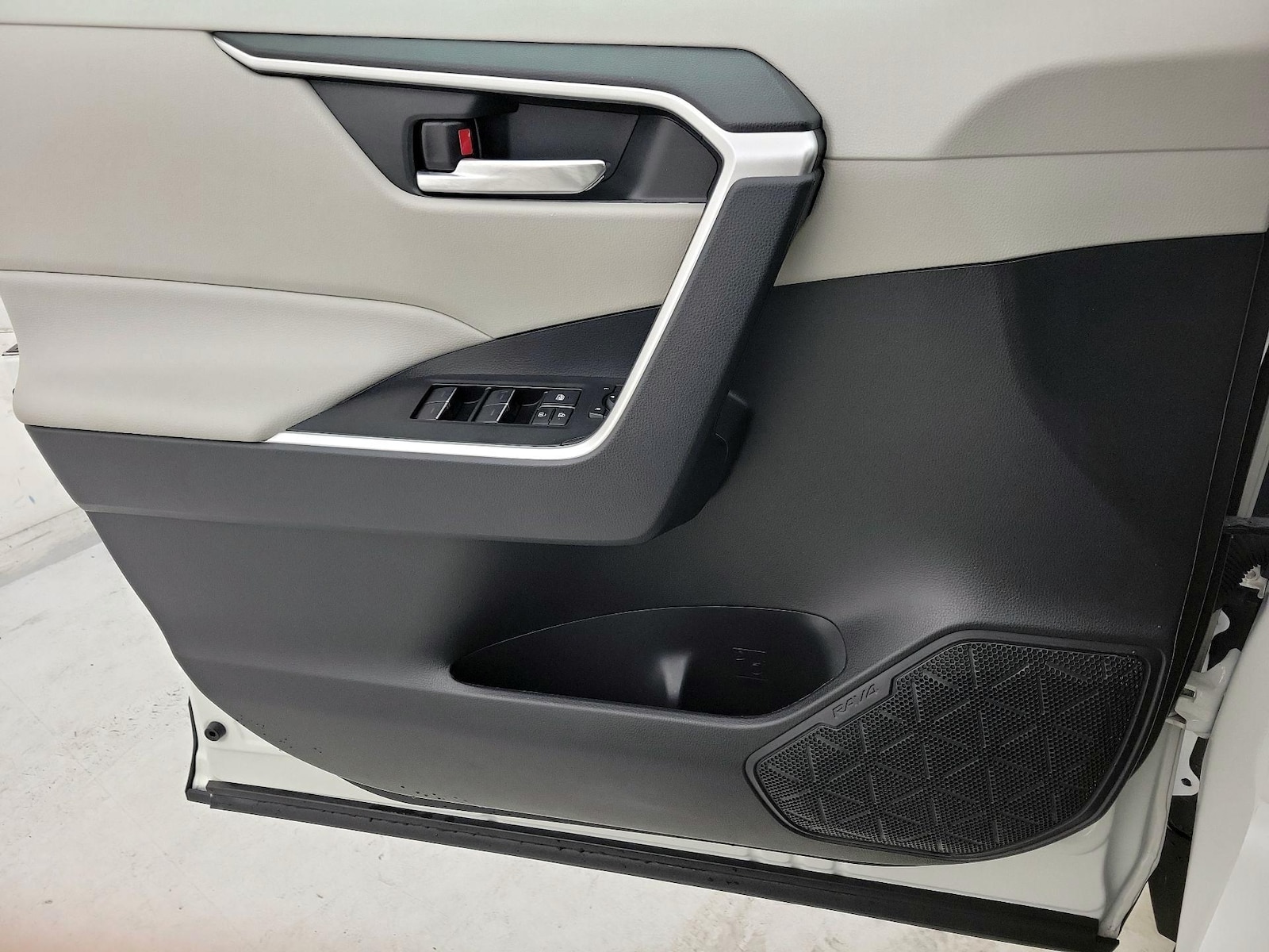 2023 Toyota RAV4 XLE - Photo 13