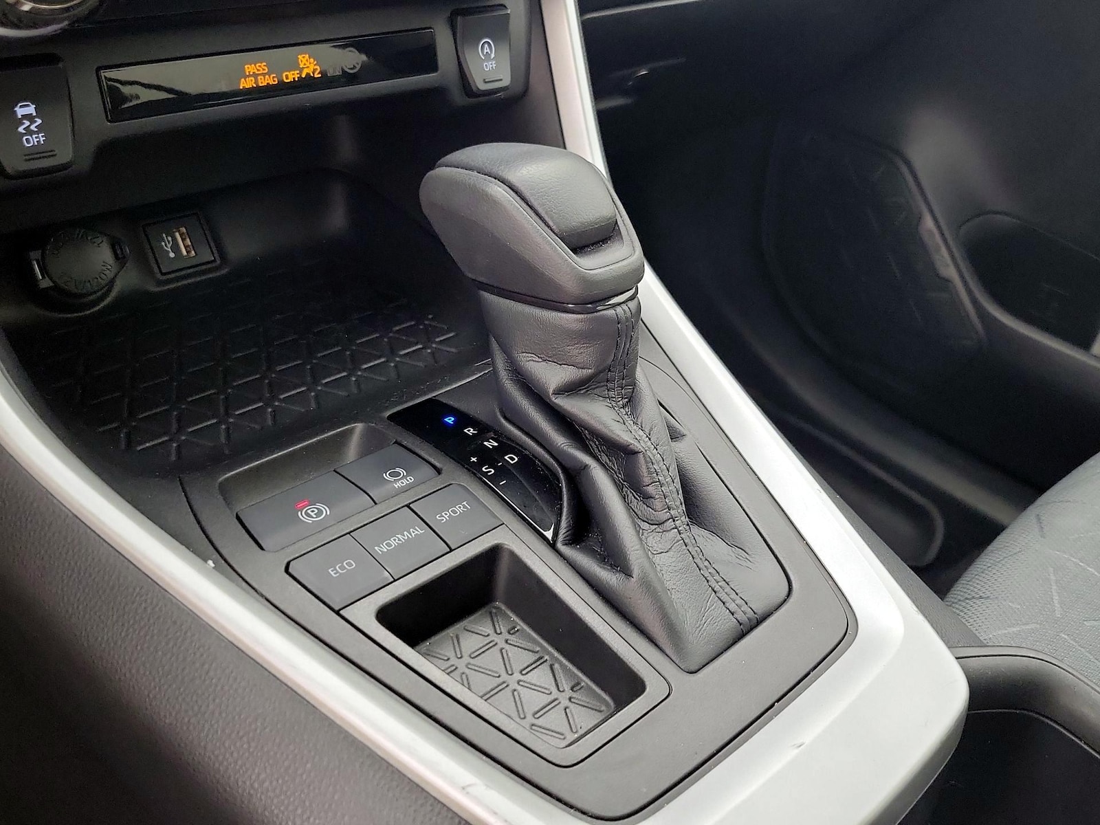 2023 Toyota RAV4 XLE - Photo 19