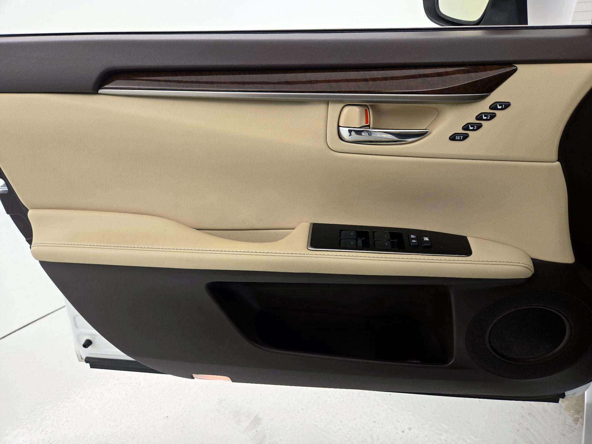 Thumbnail: 2016 Lexus ES - 12