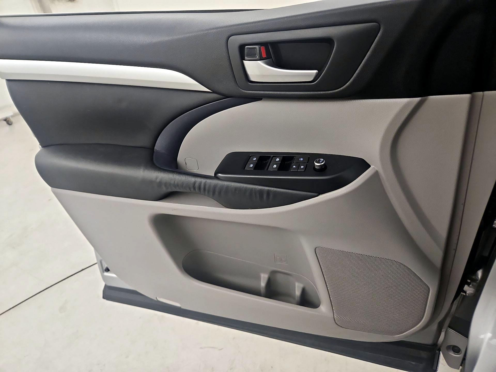 Thumbnail: 2015 Toyota Highlander - 12