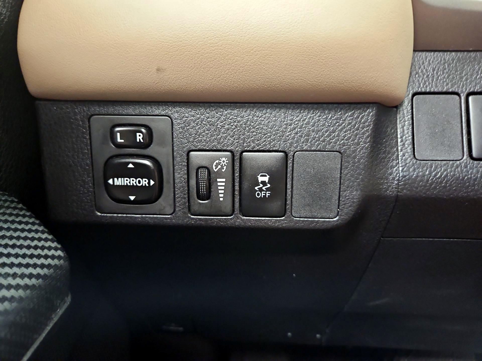 Thumbnail: 2015 Toyota RAV4 - 13