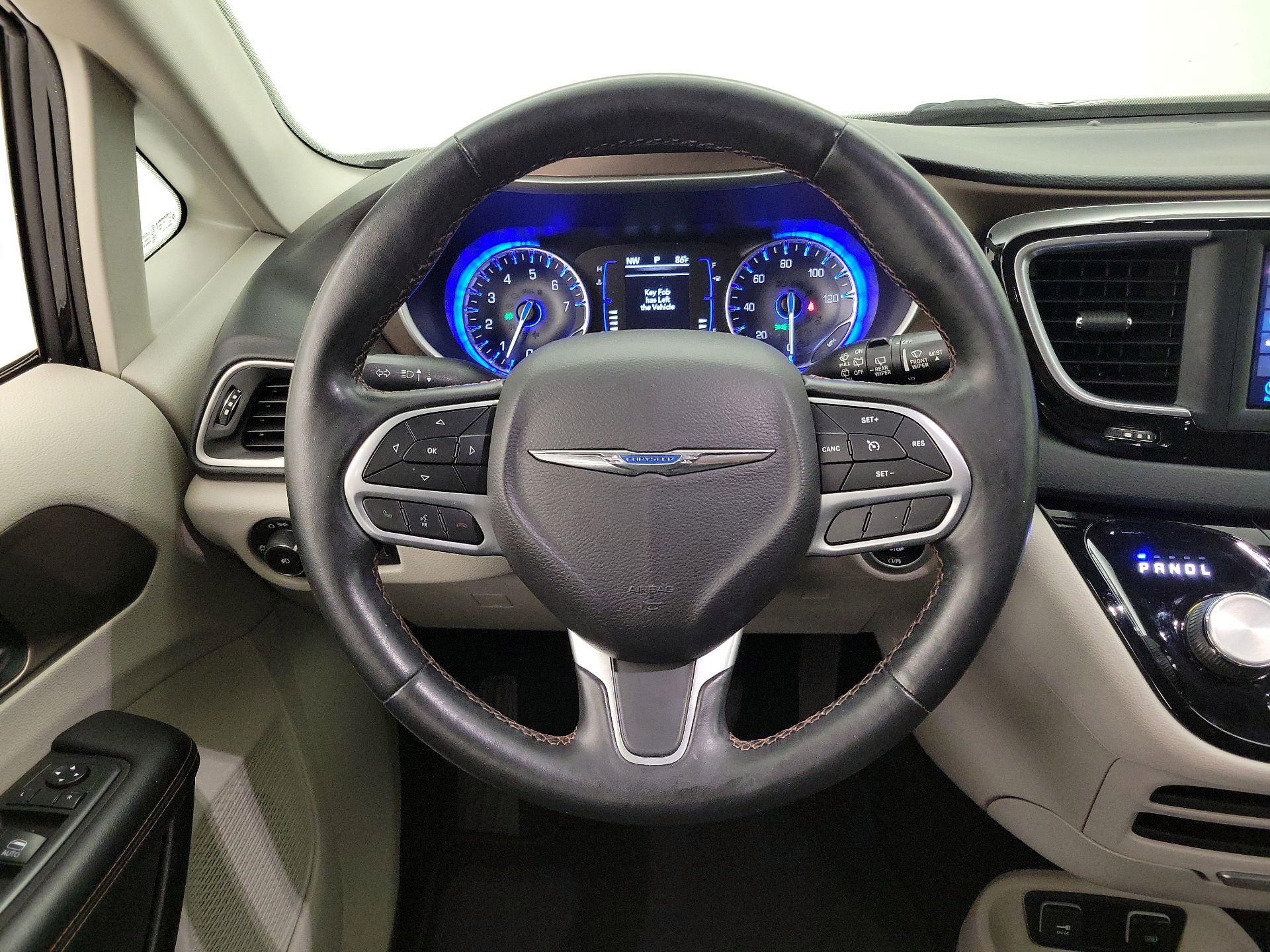 Thumbnail: 2019 Chrysler Pacifica - 10