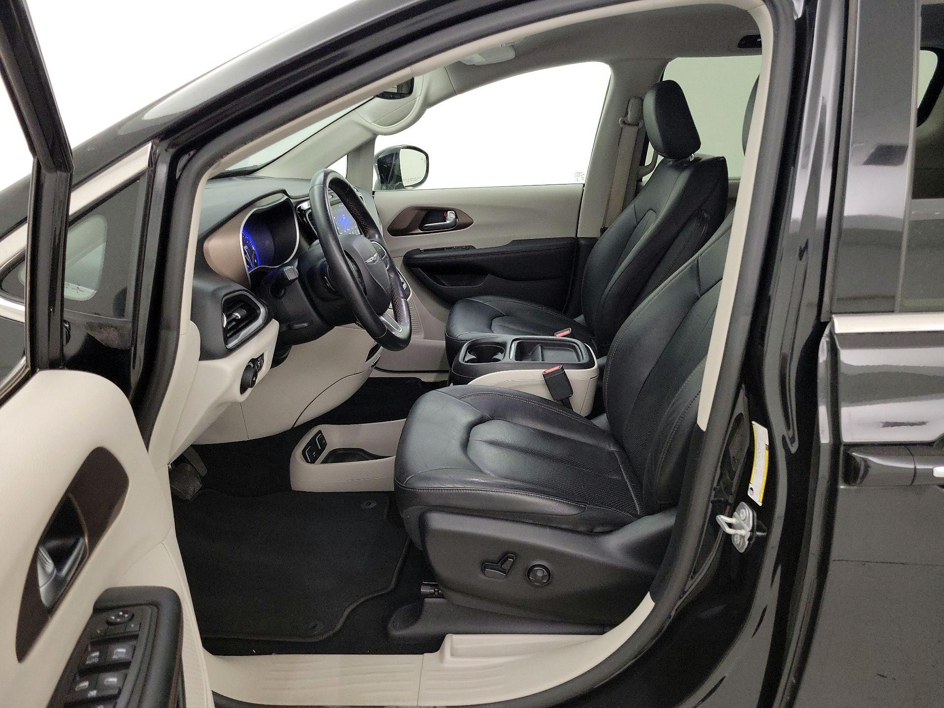 Thumbnail: 2019 Chrysler Pacifica - 11