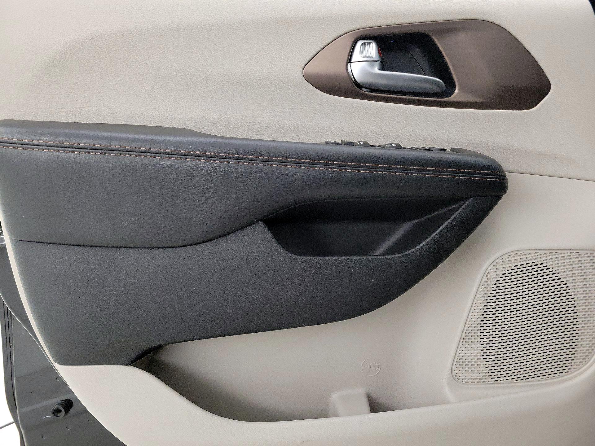 Thumbnail: 2019 Chrysler Pacifica - 12