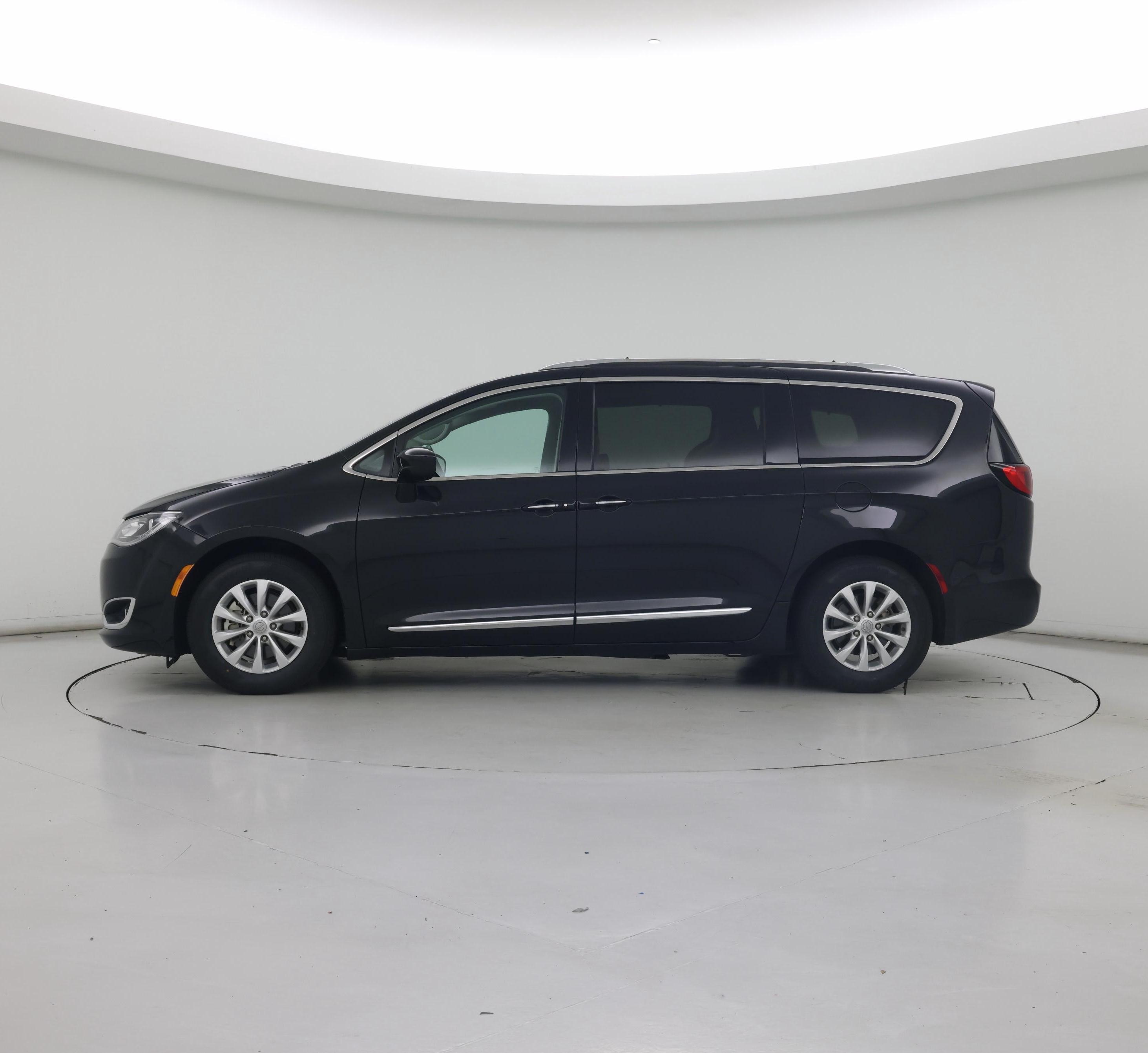 Thumbnail: 2019 Chrysler Pacifica - 3