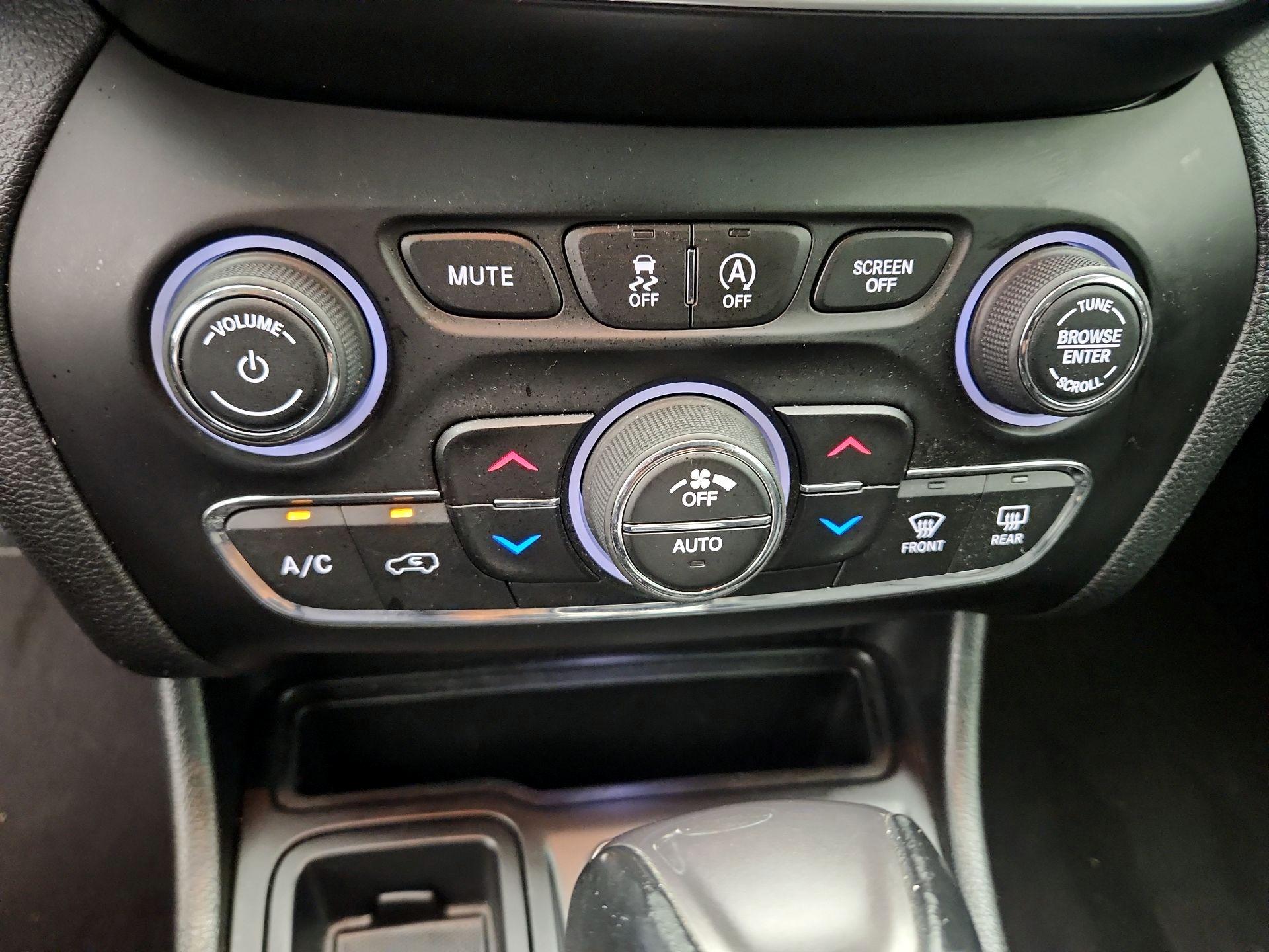 Thumbnail: 2019 Jeep Cherokee - 17