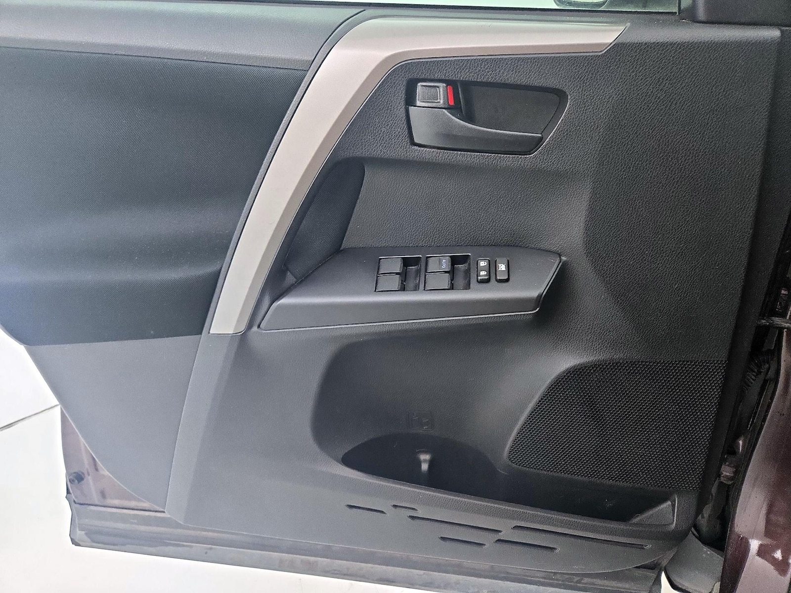 2018 Toyota RAV4 LE - Photo 13