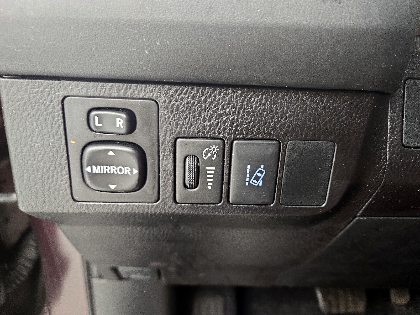 2018 Toyota RAV4 LE - Photo 14