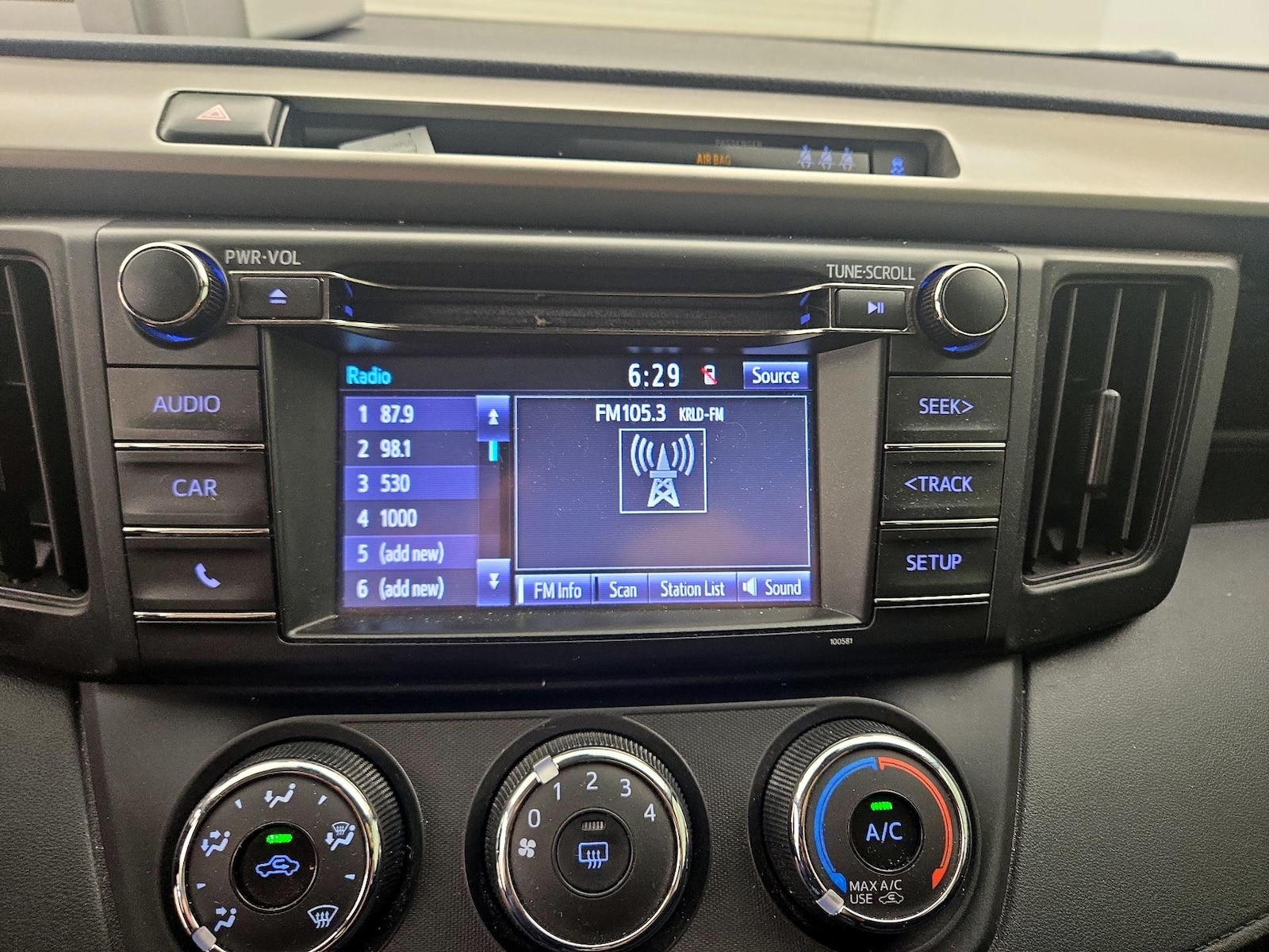 2018 Toyota RAV4 LE - Photo 16