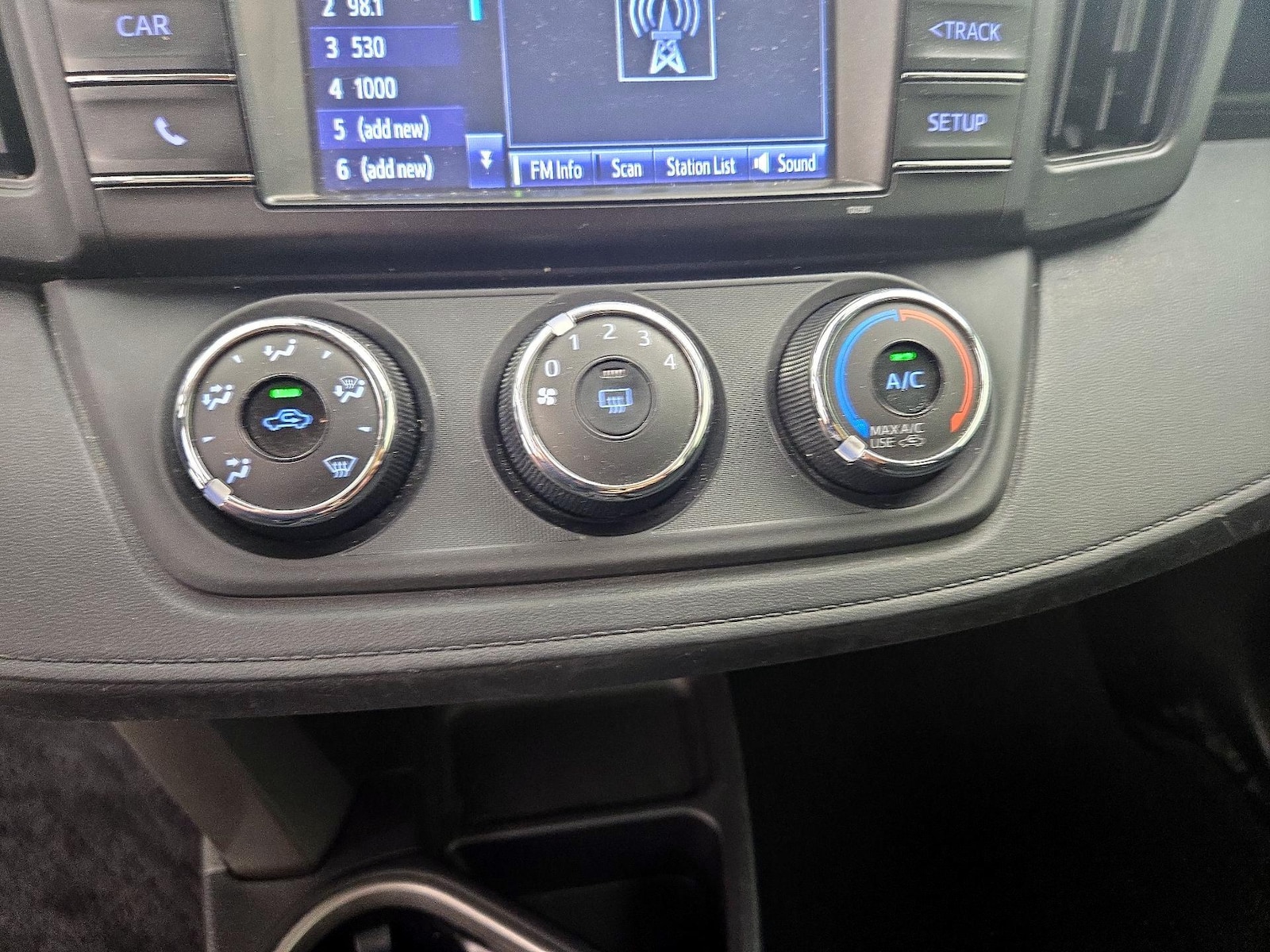 2018 Toyota RAV4 LE - Photo 17